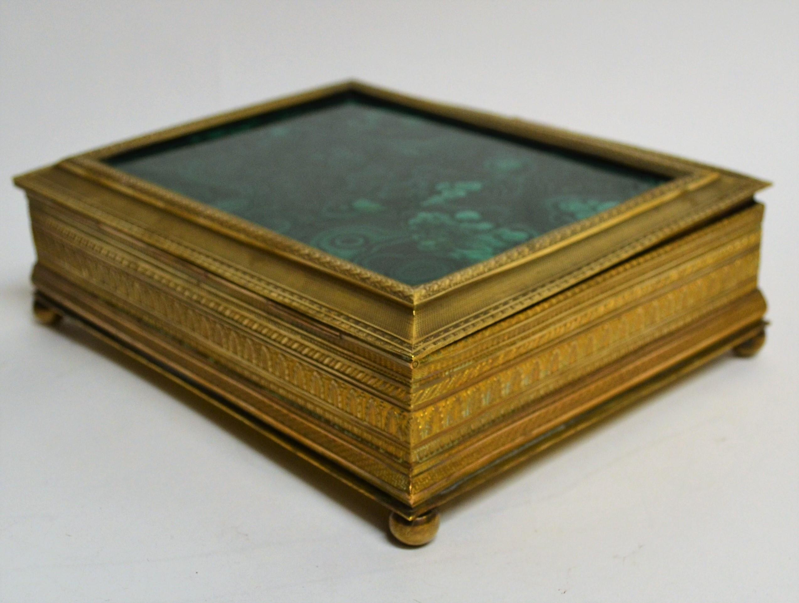 XIXe siècle Boîte à bijoux française d'antiquités avec dessus en malachite, vers 1880-1890 en vente
