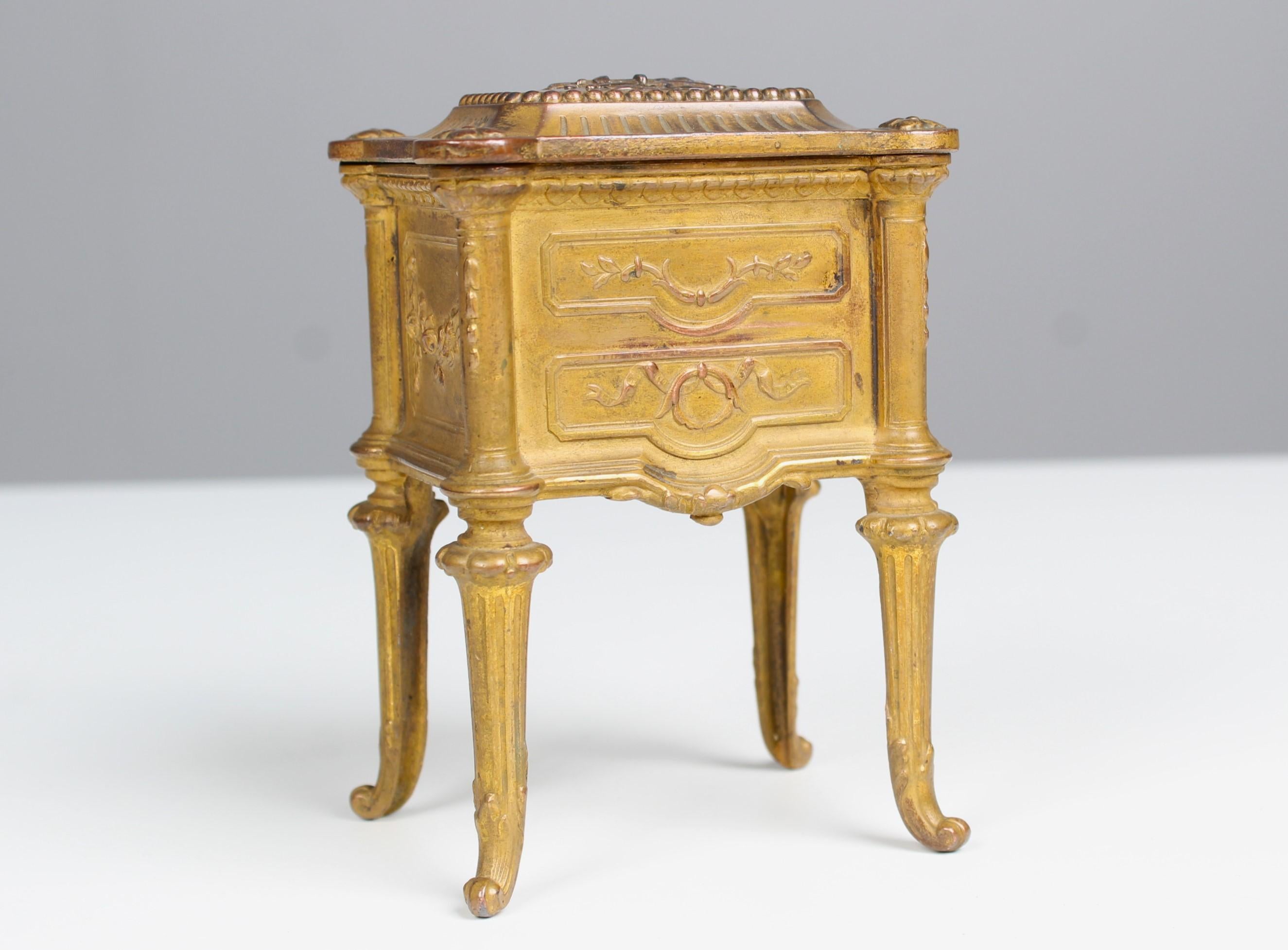 Wonderful antique jewelry box from France, circa 1900.
Lined with beige fabric in a good condition.




