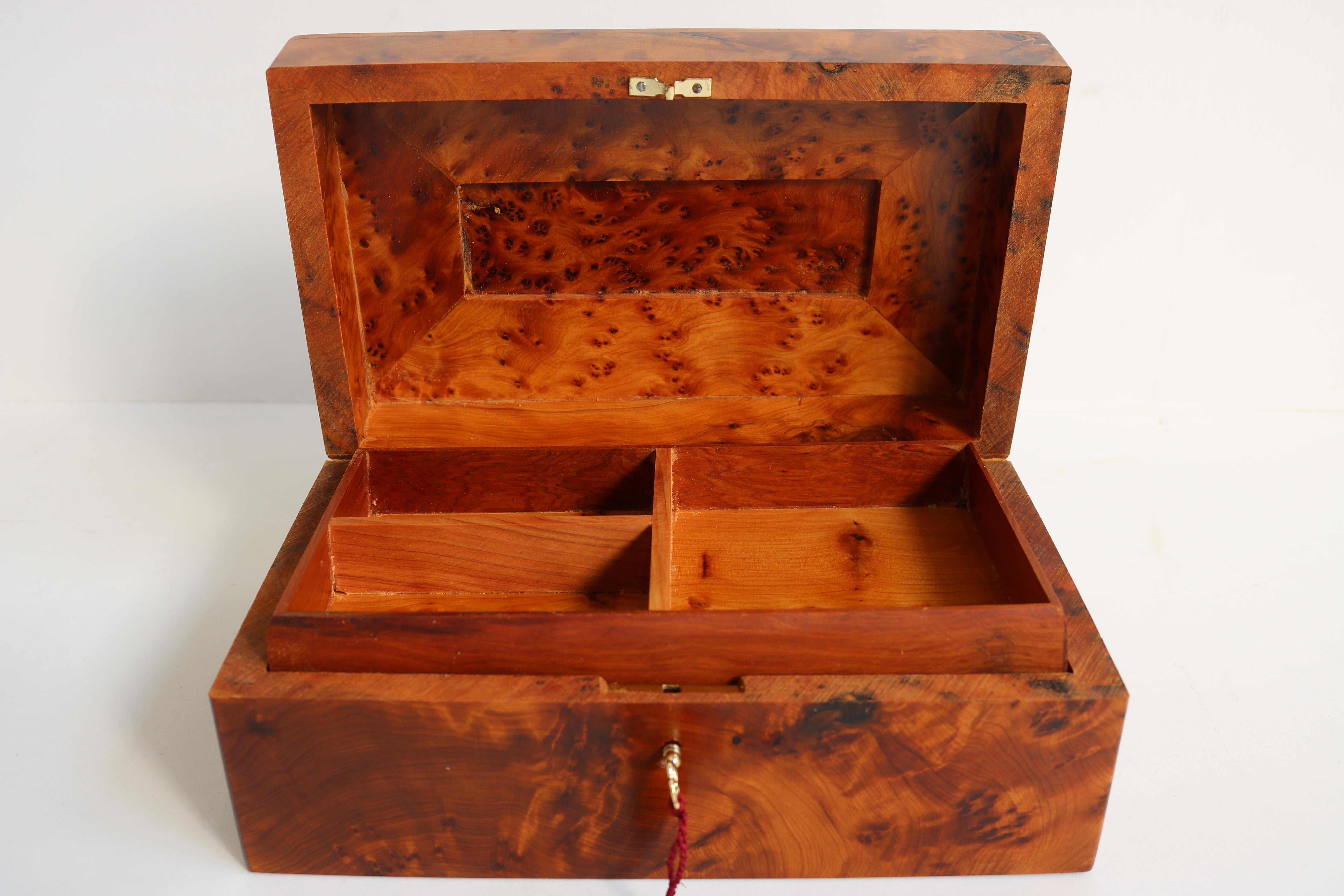 Antique French Jewelry Box Napoleon III 19th Century Thuya & Burl Wood Inlaid For Sale 4