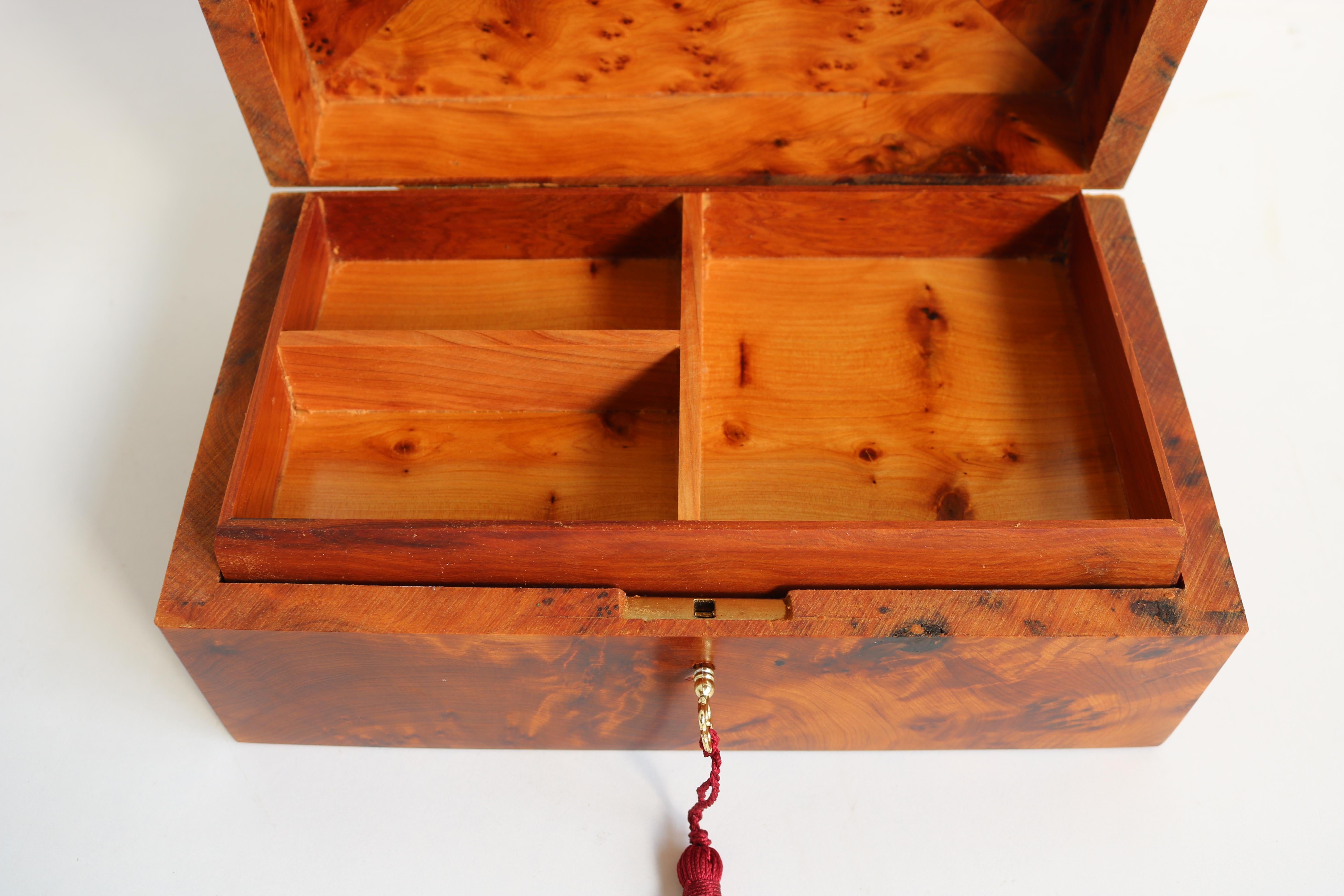 Antique French Jewelry Box Napoleon III 19th Century Thuya & Burl Wood Inlaid For Sale 5