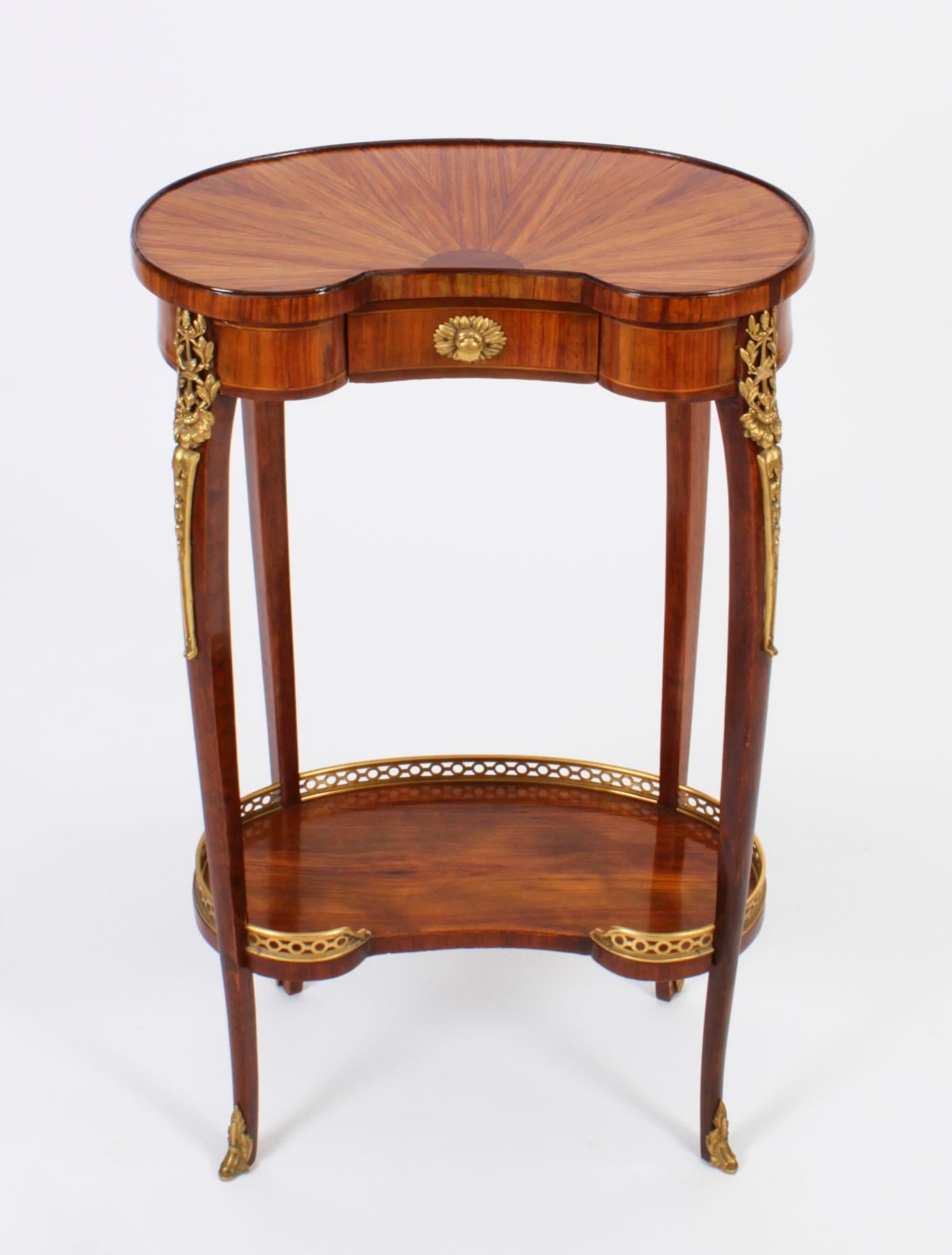 Il s'agit d'une belle table d'appoint française ancienne en forme de rein, datant d'environ 1860.
  
Il a été fabriqué de main de maître à partir de bois magnifique, avec un motif d'étoile éclatée et des côtés à galons sur une frise façonnée avec un