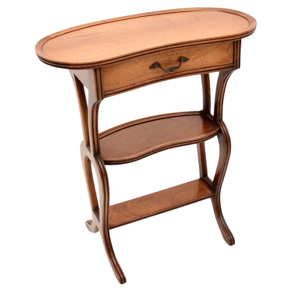 Ancienne table d'appoint française en forme de rein en vente