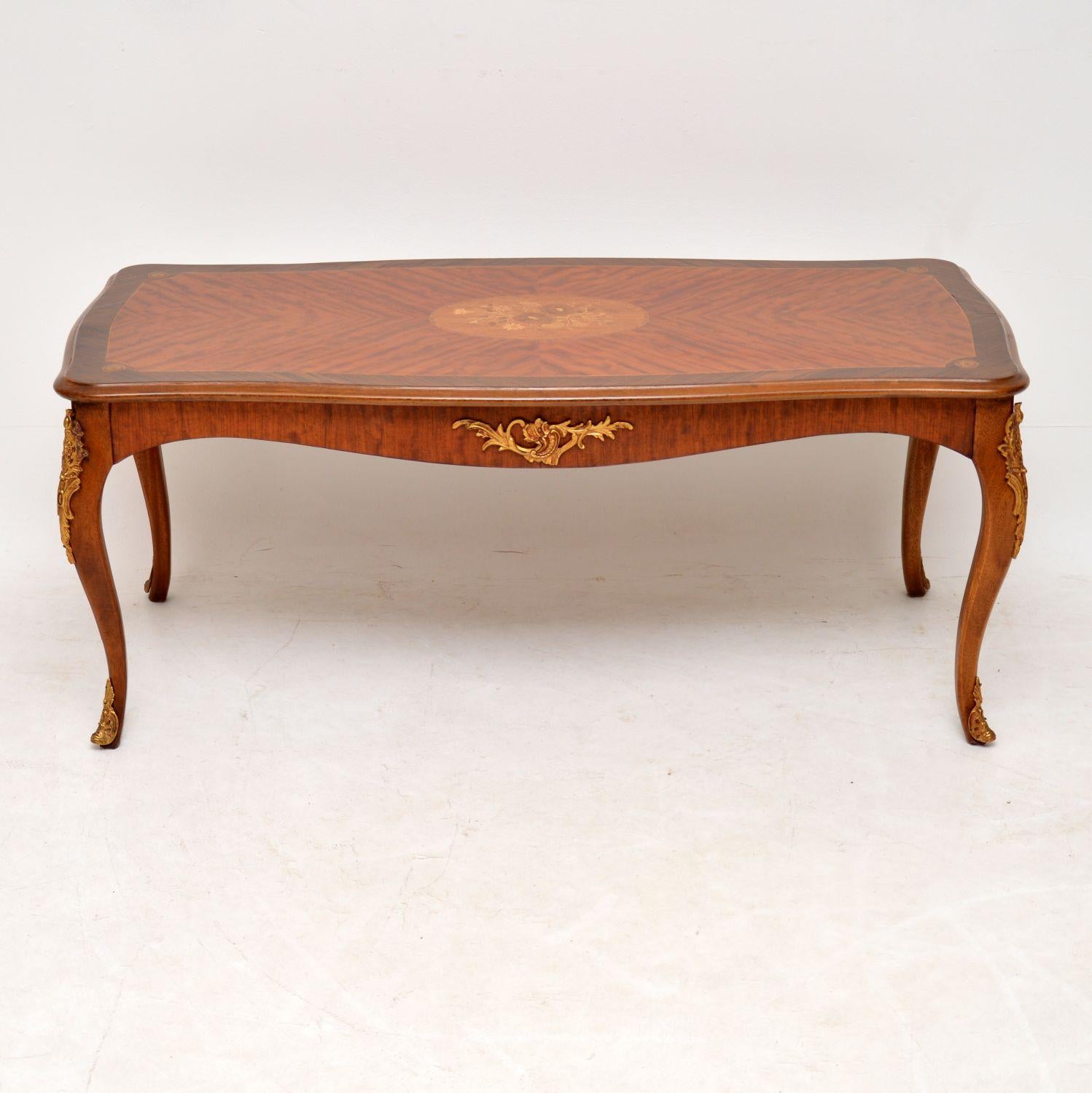 Antique French style King wood, satinwood and rosewood coffee table, in excellent condition and dating from circa 1930s-1950s period. It has an inlaid crossbanded rosewood top edge and the oval central top panel has some exquisite floral marquetry.
