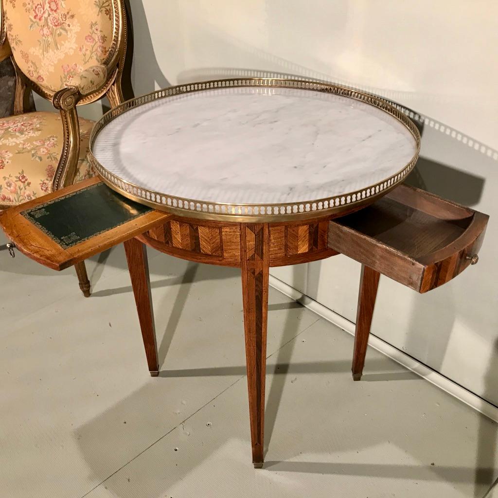 Superb quality French Bouillotte table which is beautifully made with kingwood and tulip marquetry, finished with the Carrara marble top and full brass gallery top. This is a lovely size side table, perfect for a lamp table or generous wine