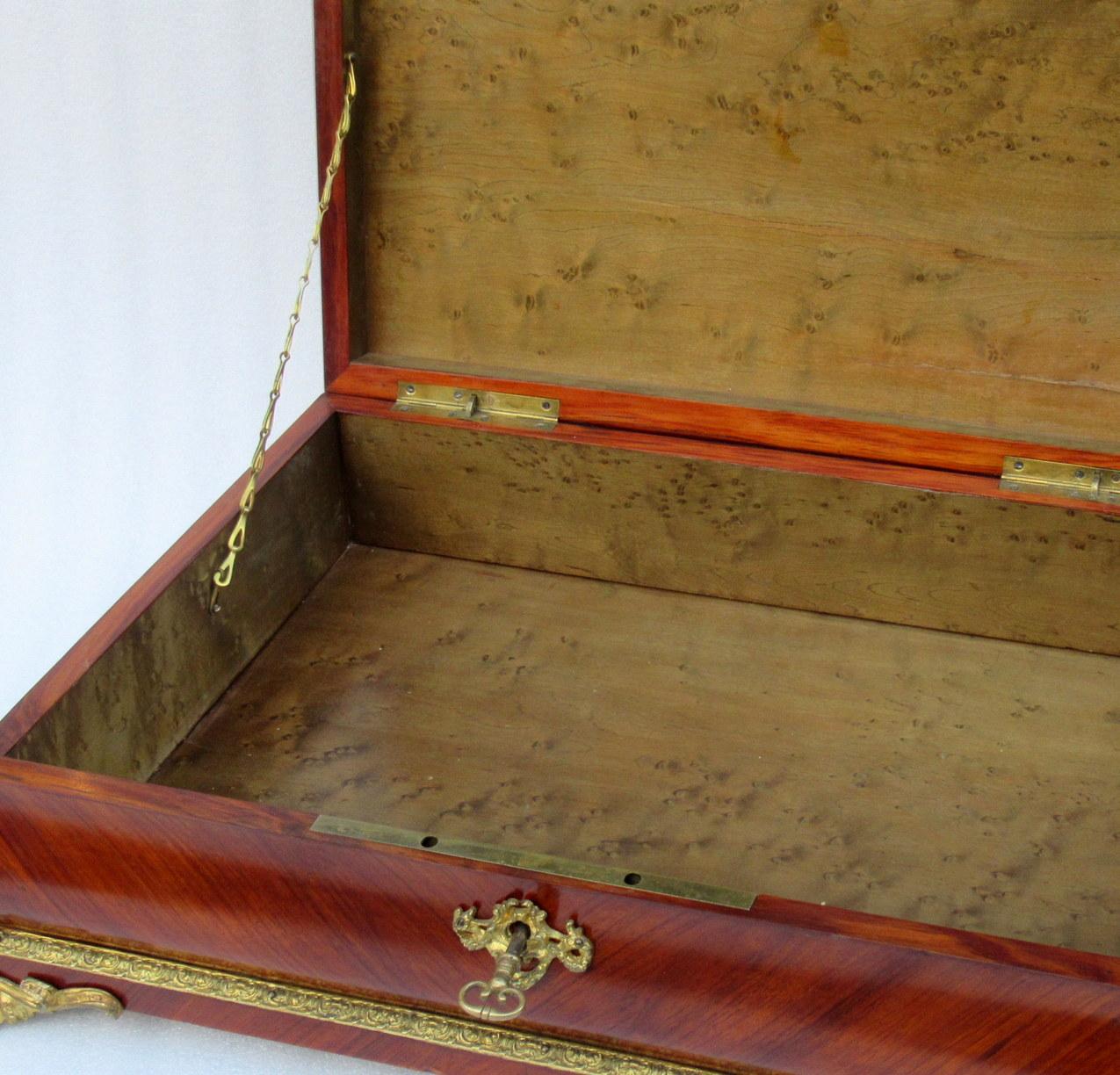Victorien Antiquité Française Kingwood Bird's-Eye Maple Jewelry Casket Box Tahan Paris en vente