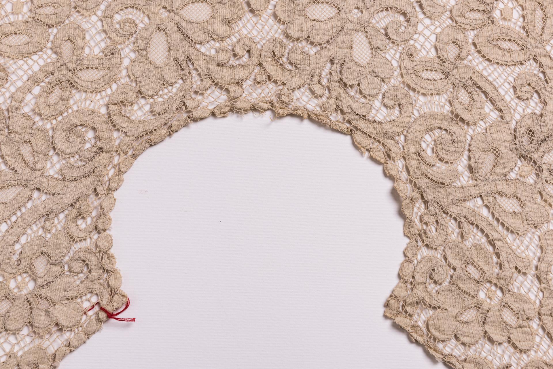 Antique French Lace Collar In Excellent Condition For Sale In Alessandria, Piemonte