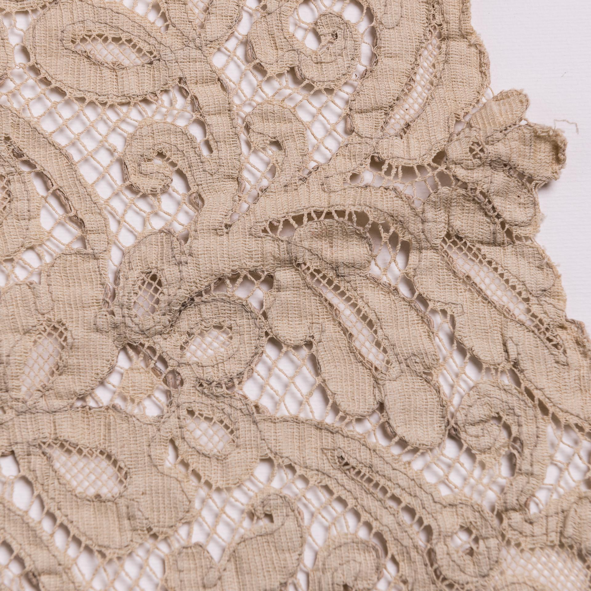 Antique French Lace Collar For Sale 1