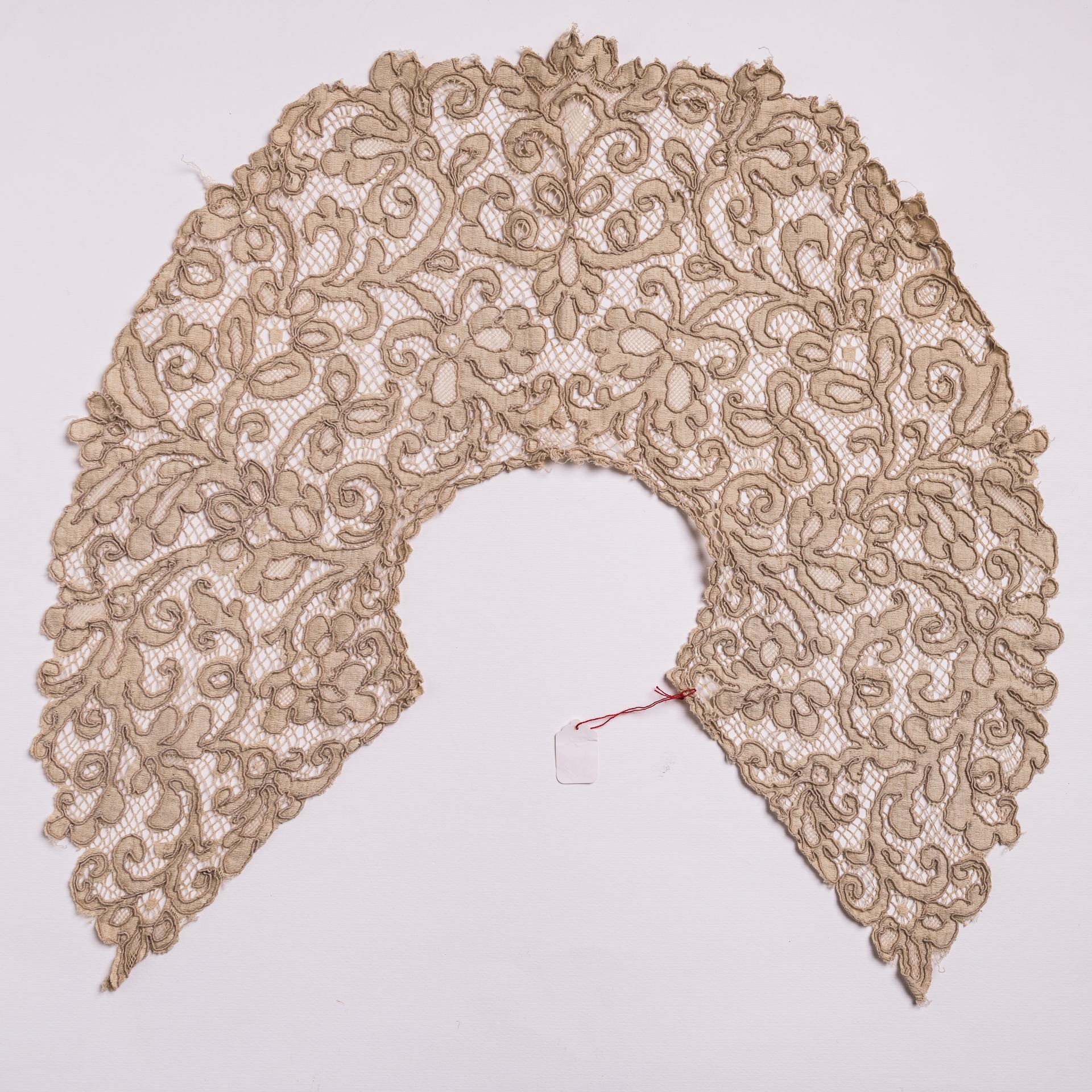 Antique French Lace Collar For Sale 2