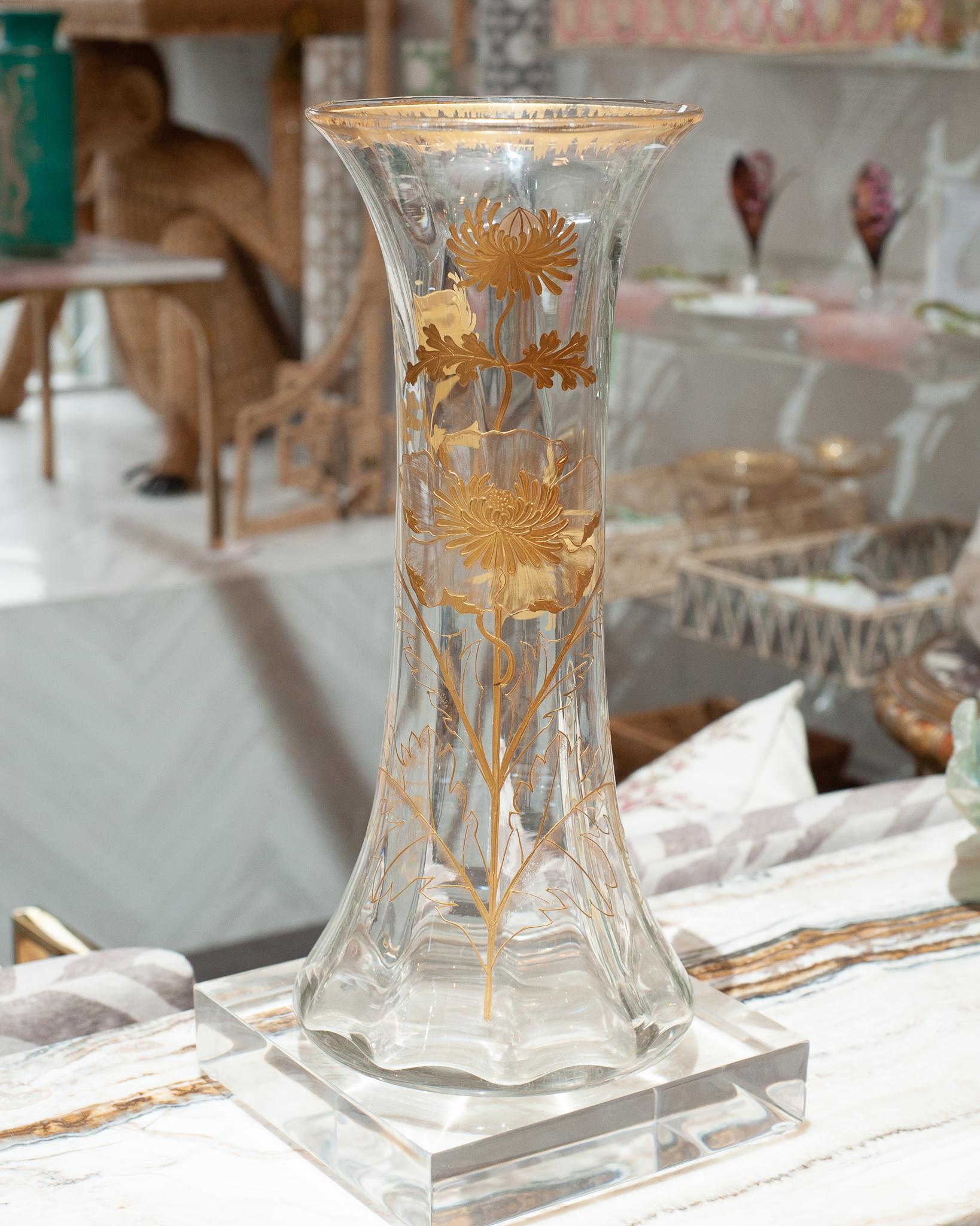 Un beau grand vase en verre français ancien, orné de fleurs et de feuilles dorées. Une belle pièce de grande taille pour toute table ou console. Usure mineure de la dorure correspondant à l'âge et à l'utilisation.