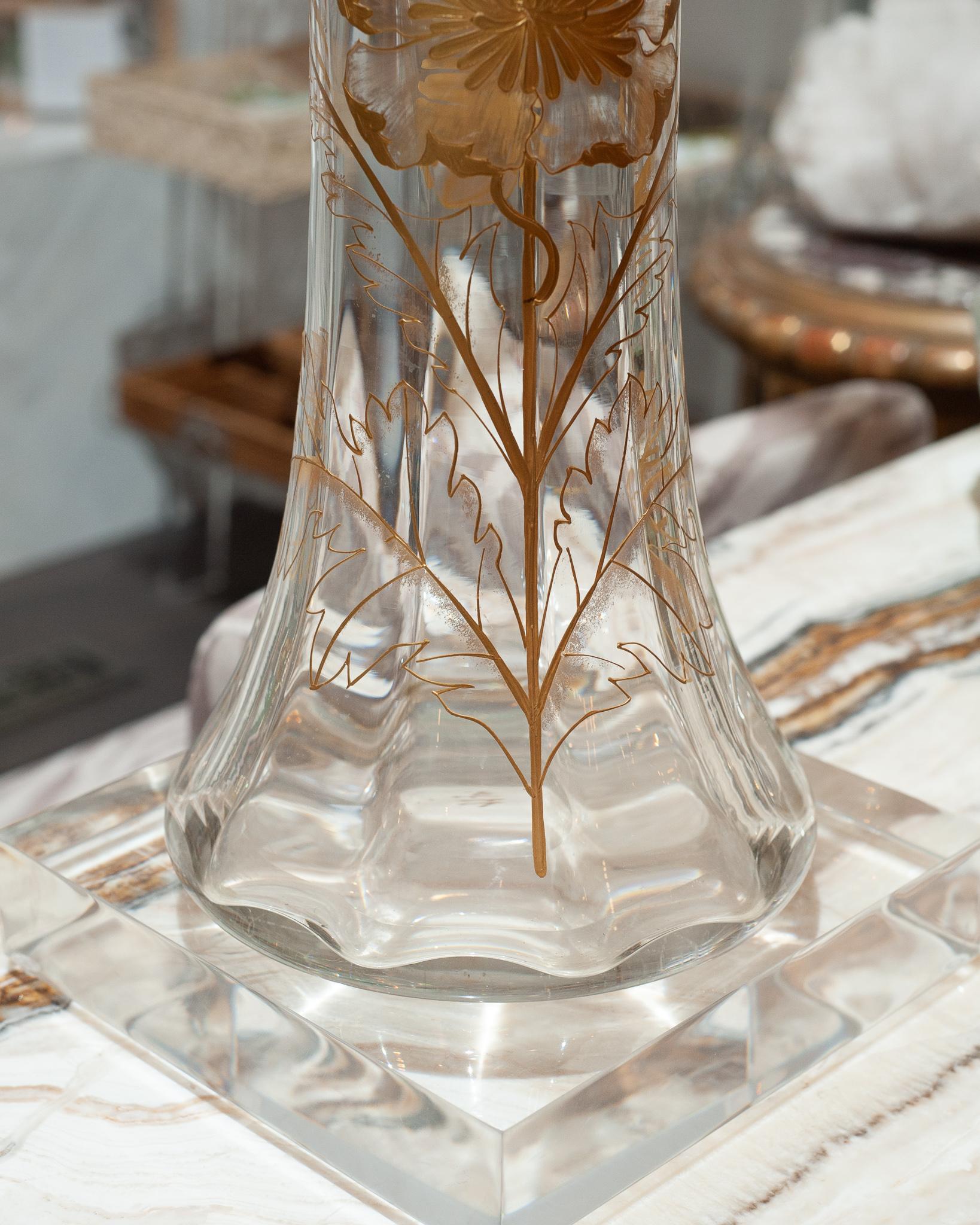 Français Vase français ancien à grande échelle avec dorure florale élaborée en vente