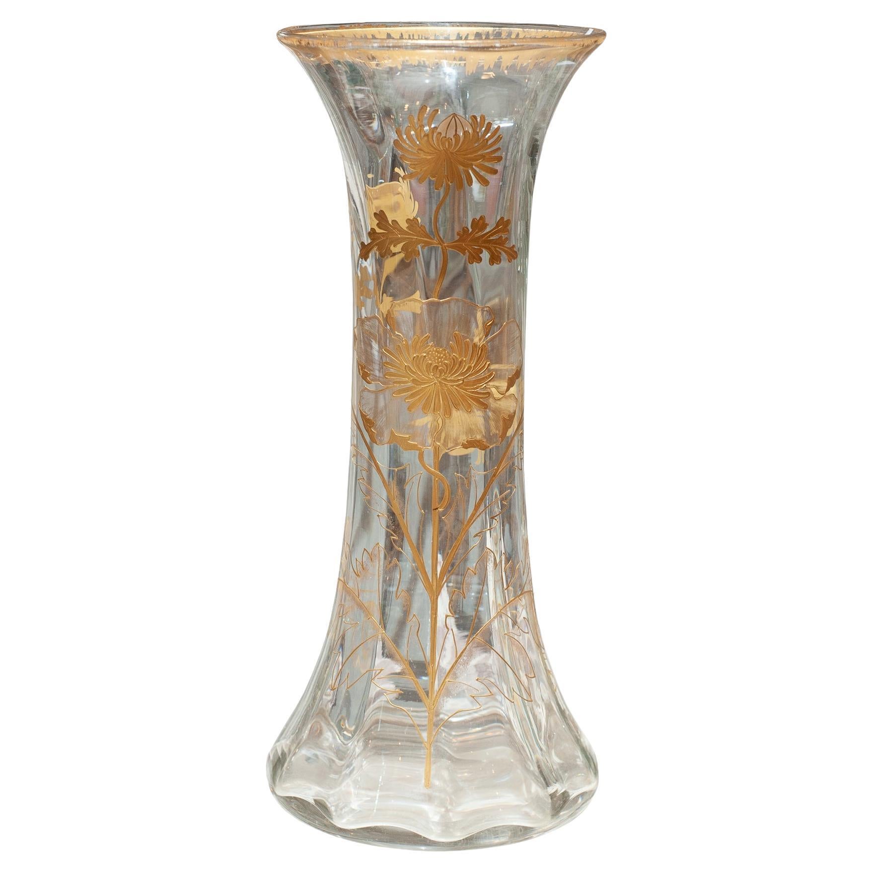 Vase français ancien à grande échelle avec dorure florale élaborée