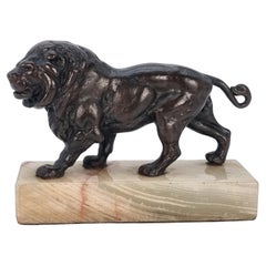Antiquité française de la fin du 19ème siècle, étude en bronze d'un lion rôdeur circa 1900