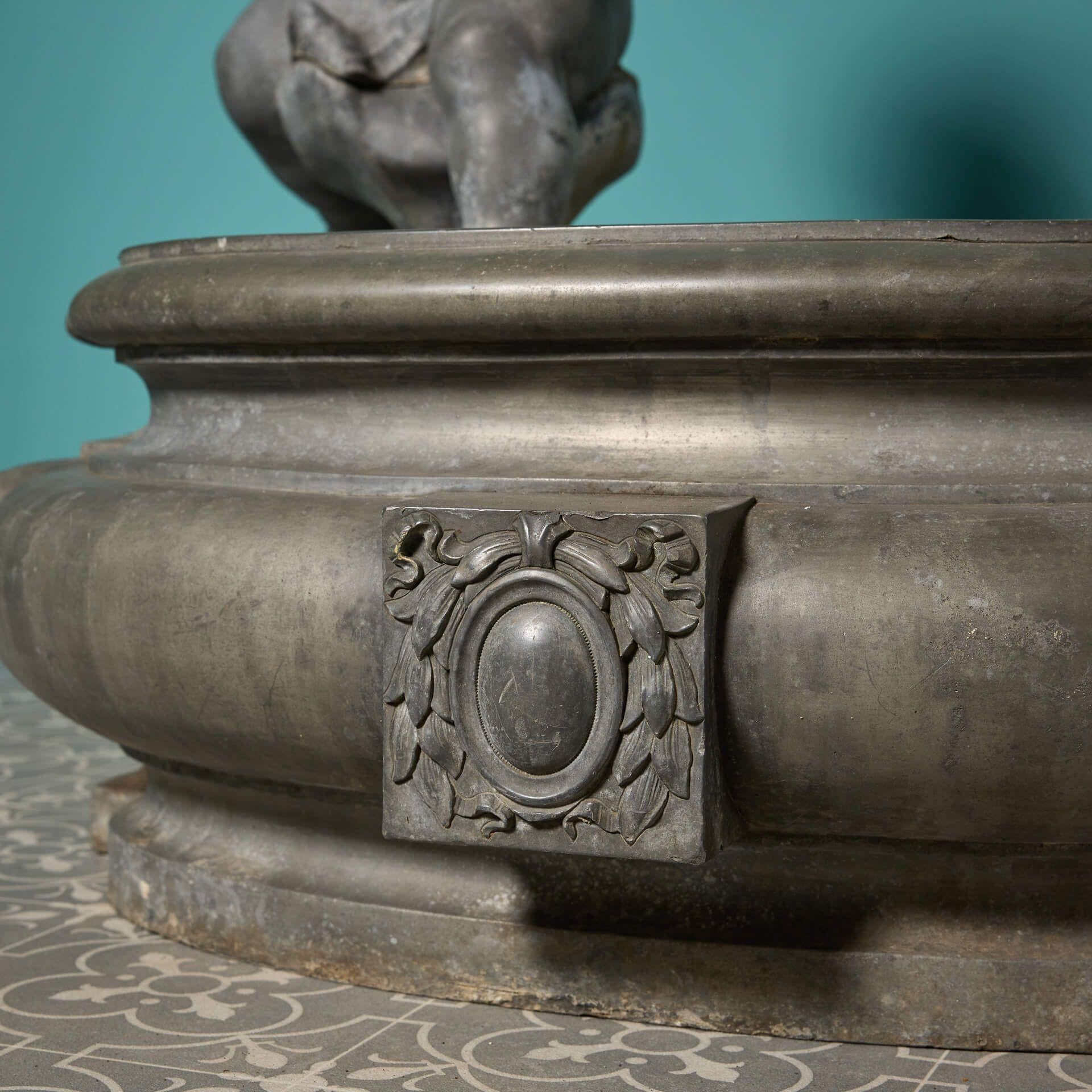 Antique French Bleilegierung Brunnen mit Cherub Figur im Zustand „Relativ gut“ im Angebot in Wormelow, Herefordshire