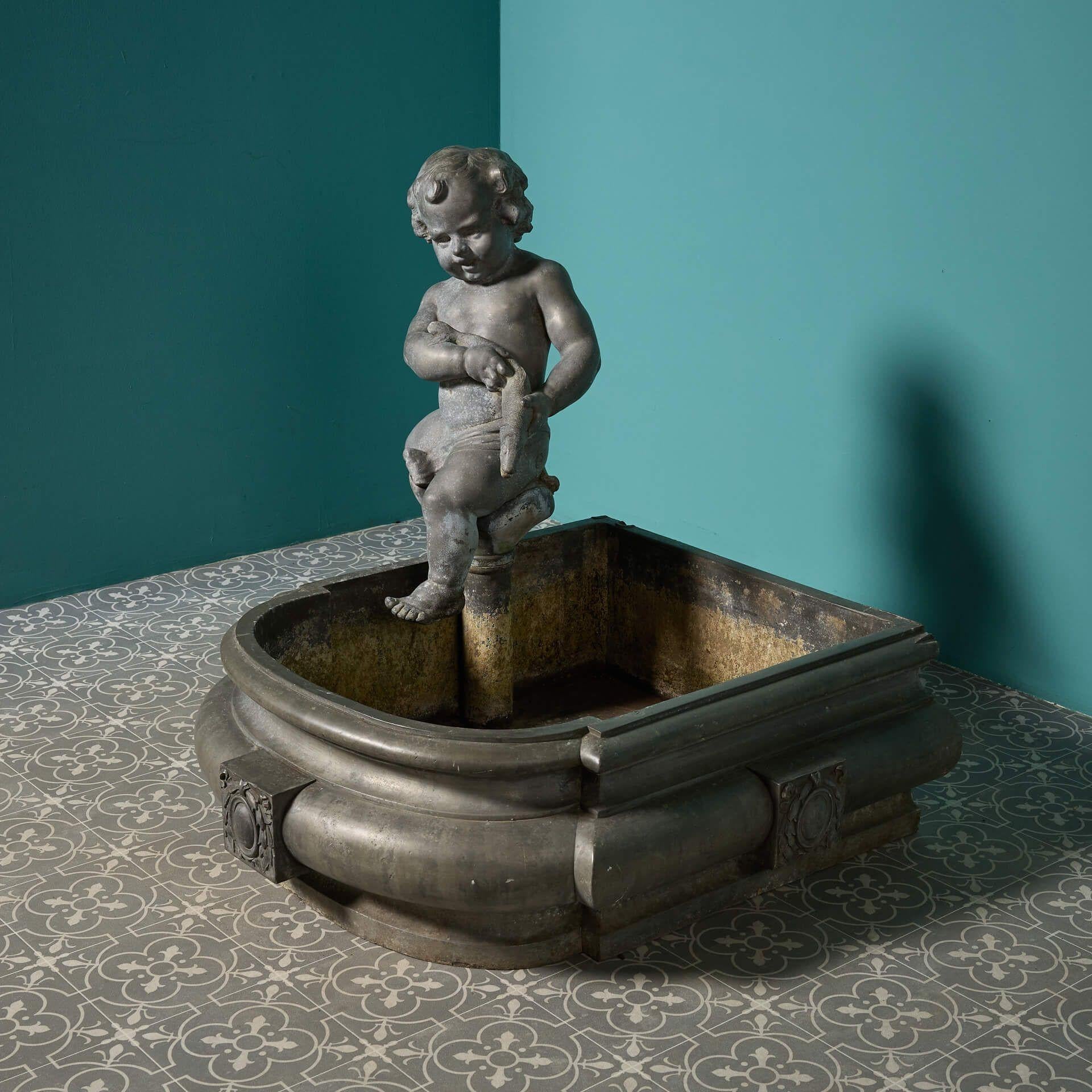 Antique French Bleilegierung Brunnen mit Cherub Figur (20. Jahrhundert) im Angebot