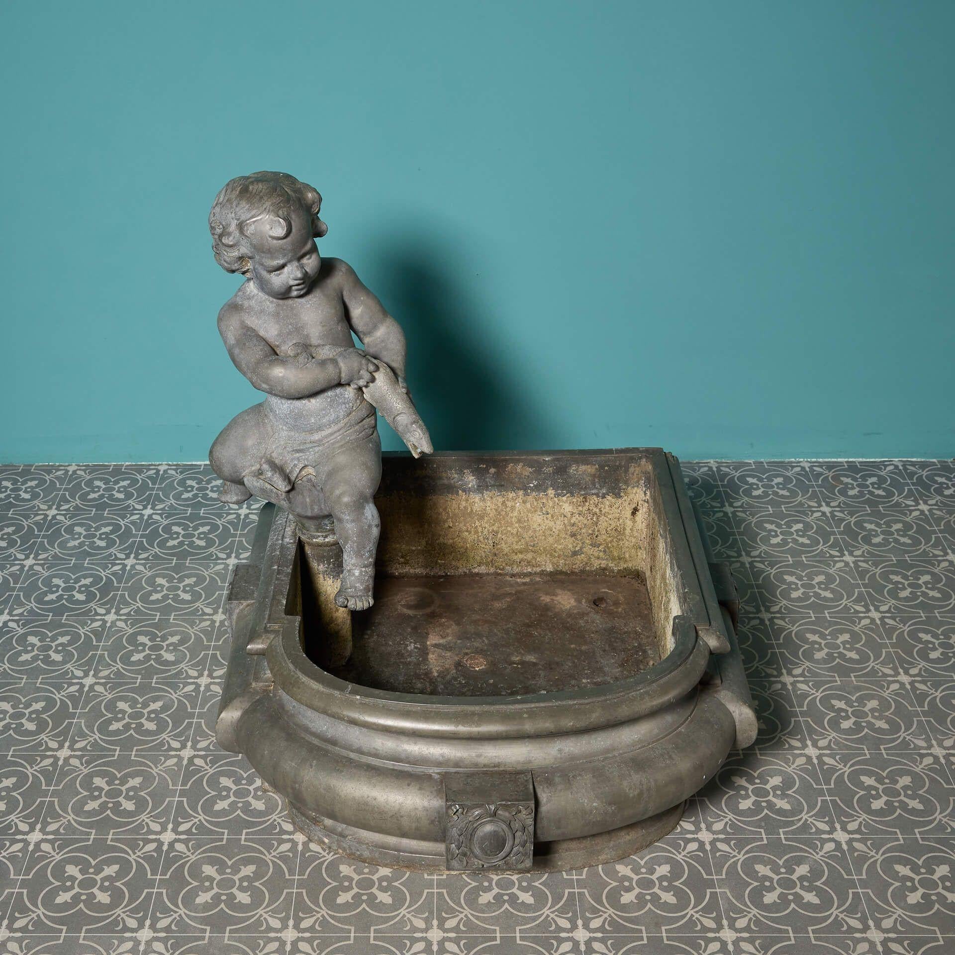 Antique French Bleilegierung Brunnen mit Cherub Figur im Angebot 1