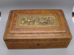Antiguo Escritorio Francés de Cuero y Bronce con Placa en Relieve Joyero Baratillo