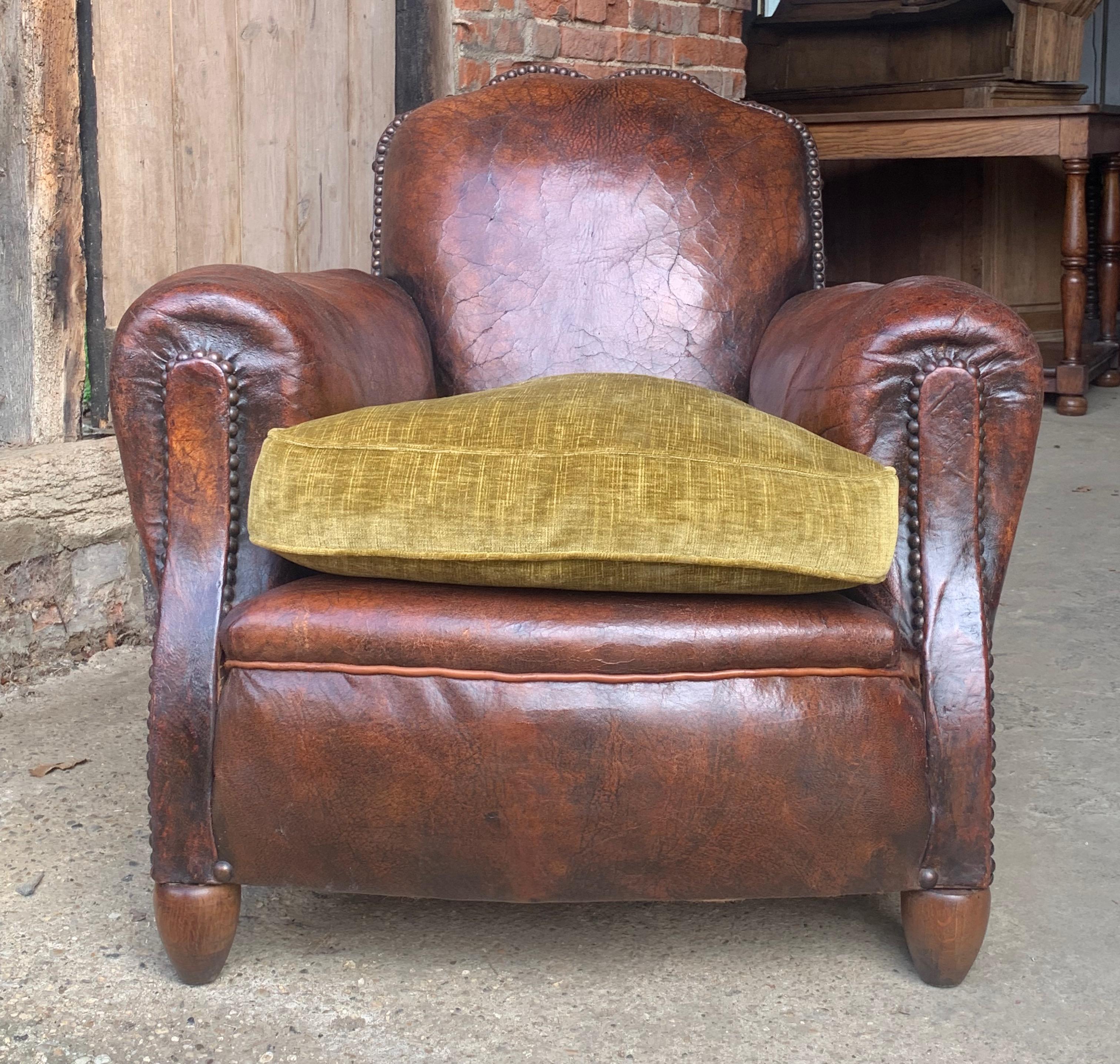 Français Fauteuil club en cuir français ancien en vente