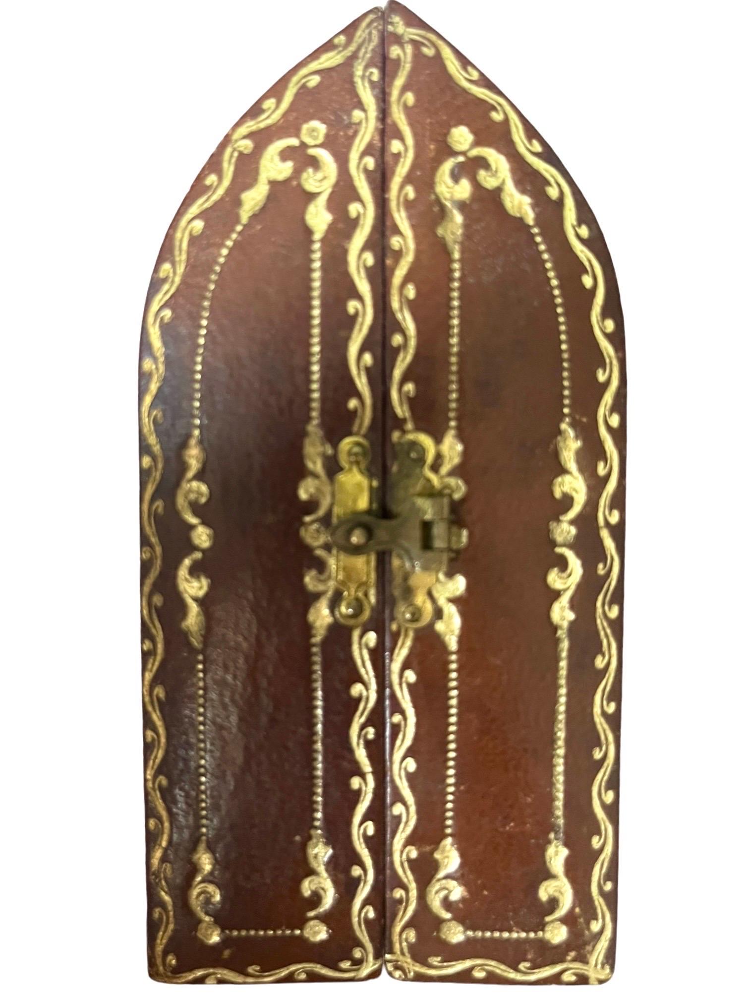 Very charming antique French portable travel crucifix/altar.

France - Paris 19th

Very beautiful leather case decorated with iron with a golden frame on the outside and inside.

The leather has a very nice diamond-shaped pattern on the back, where