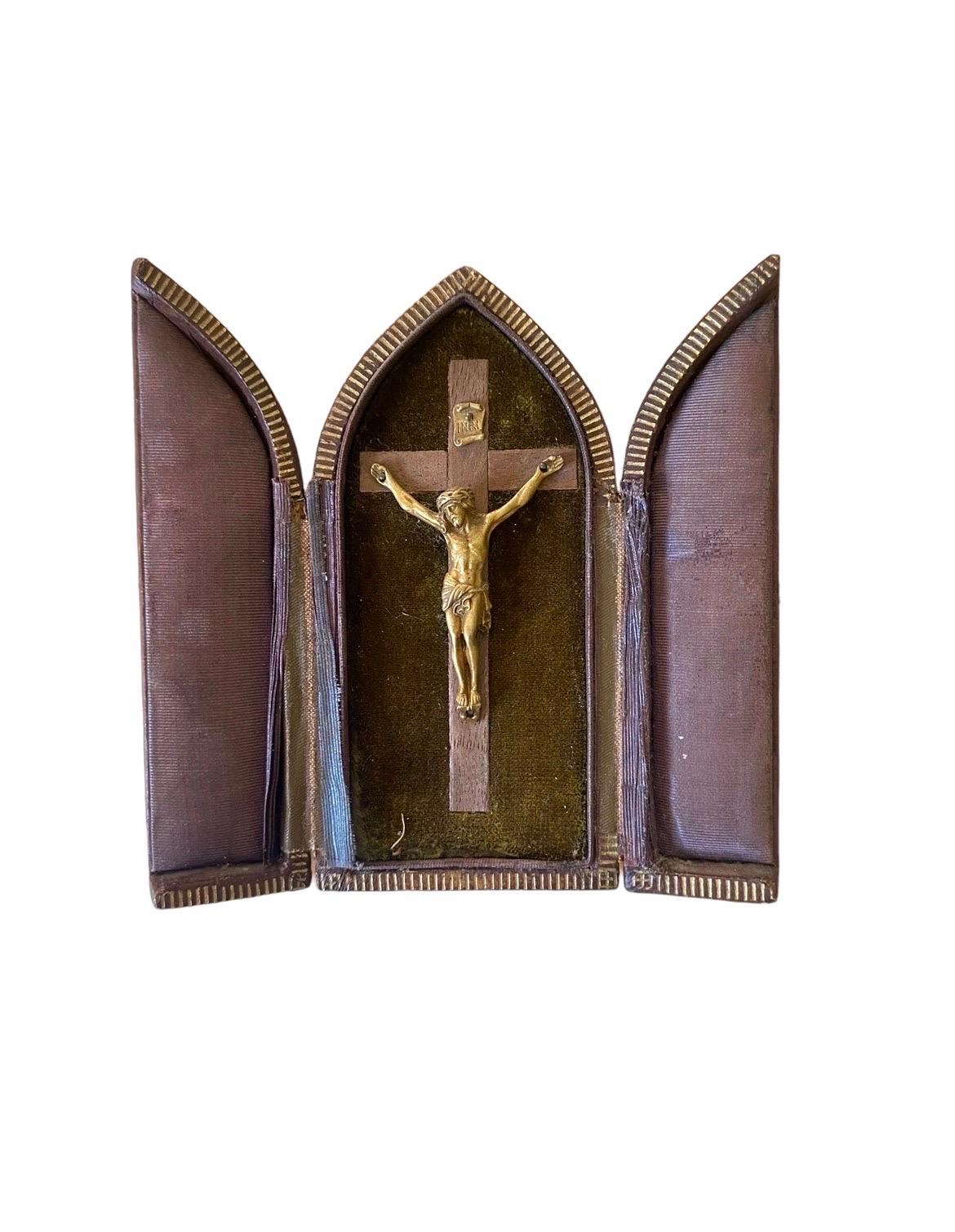 Antique French leather portable travel crucifix / altar - Paris France 19th In Good Condition In Beuzevillette, FR