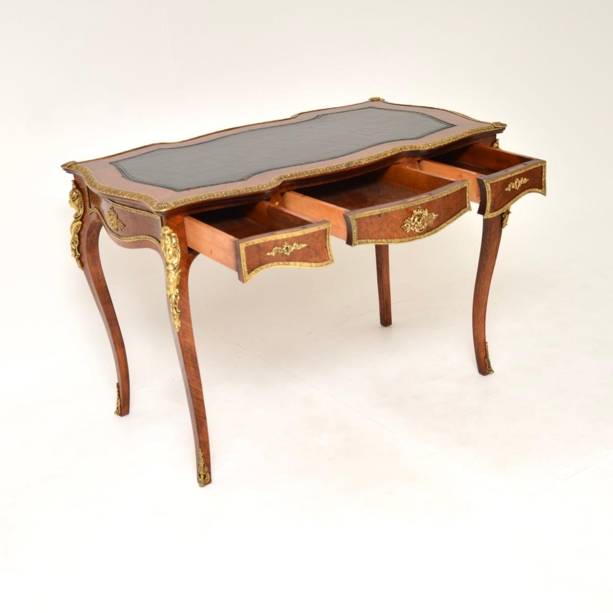 Eine atemberaubende antike Französisch Leder oben bureau plat Schreibtisch, in Frankreich hergestellt und aus etwa den 1930er Jahren.

Sie ist von hervorragender Qualität und hat durchgehend schön gegossene Ormolu-Beschläge. Das Holz ist Nussbaum,