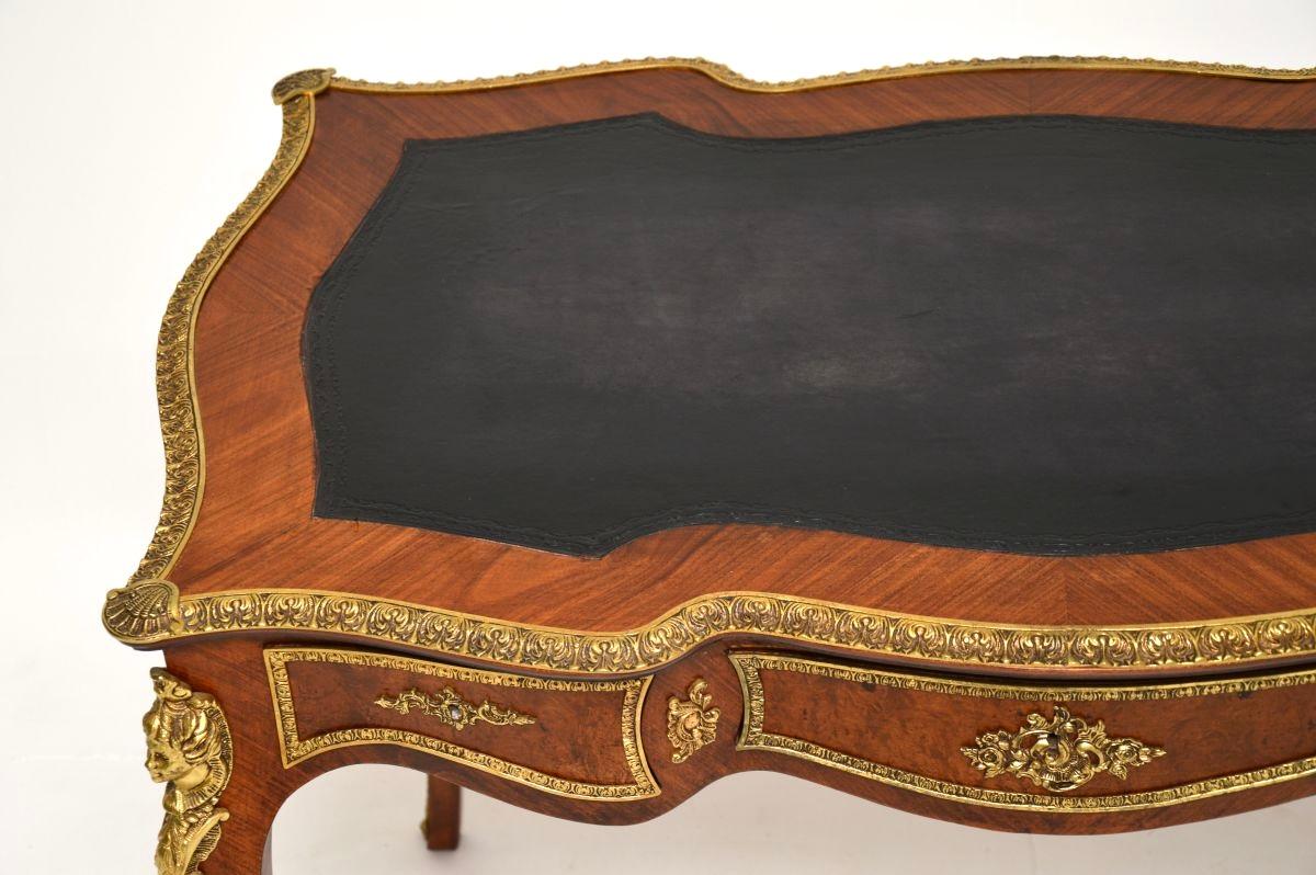 Antiker französischer Bureau Plat-Schreibtisch mit Lederplatte (Mitte des 20. Jahrhunderts)