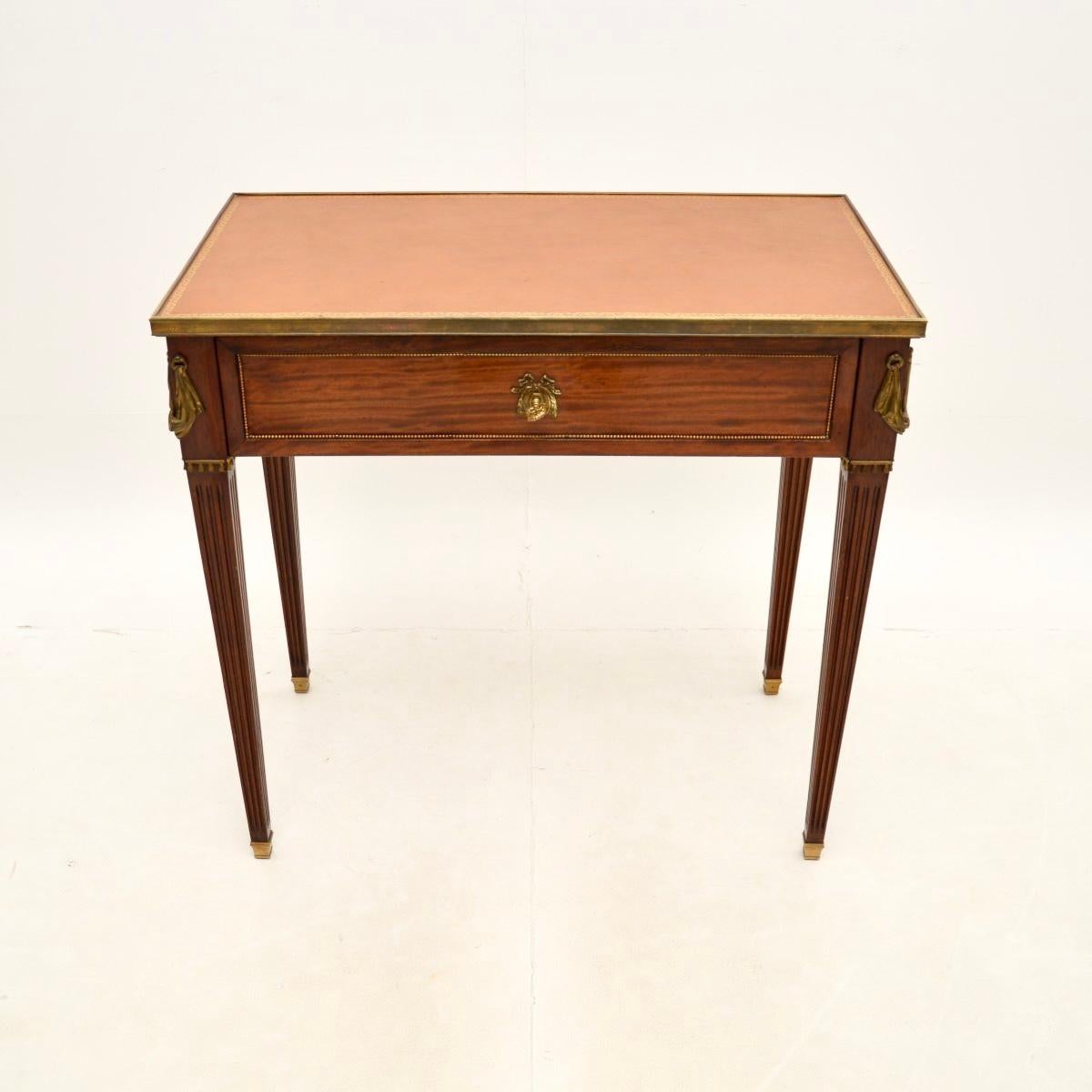 Precioso escritorio francés antiguo con tapa de cuero que data aproximadamente de la década de 1930.

La calidad es excepcional, tiene una magnífica superficie de escritura de cuero curtido con bordes grabados. Hay magníficas monturas de bronce
