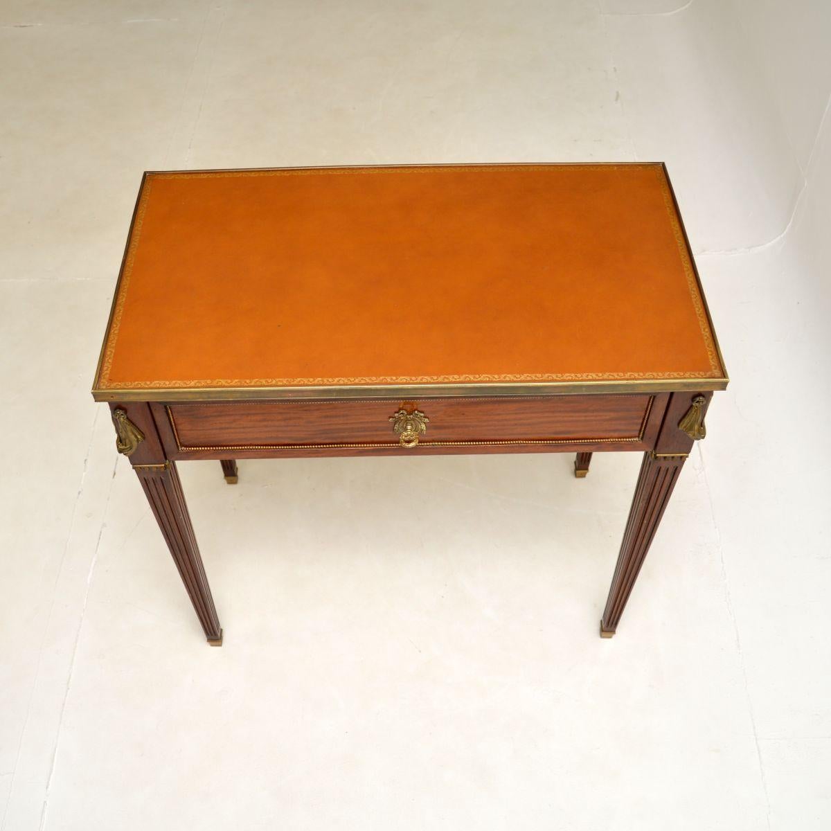 Escritorio / Mesa de Escribir Antique French Leather Top en Bueno Estado en London, GB