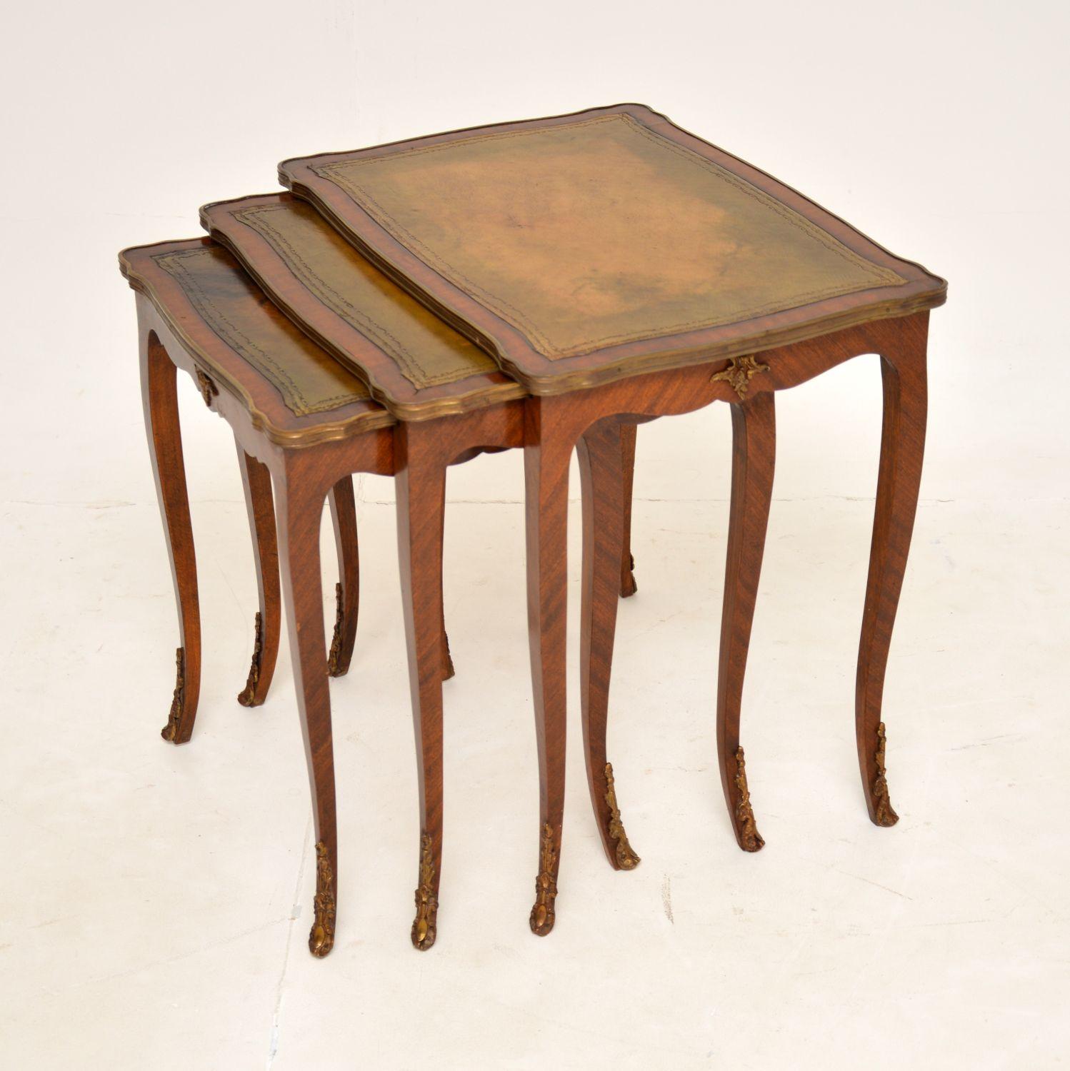 Antikes franzsisches Tischnest mit Lederplatte (Französisch) im Angebot