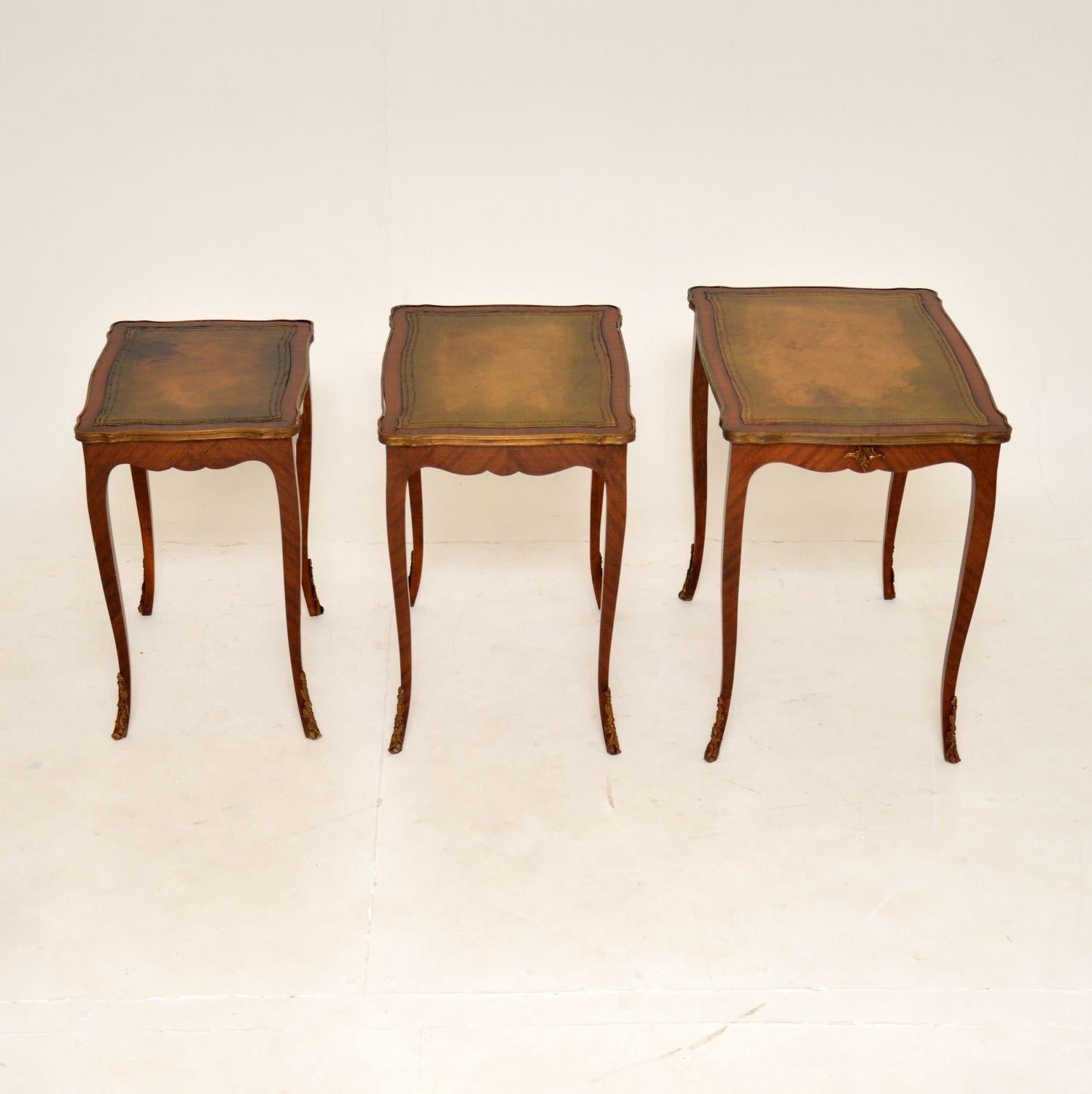 Antikes franzsisches Tischnest mit Lederplatte (Holz) im Angebot