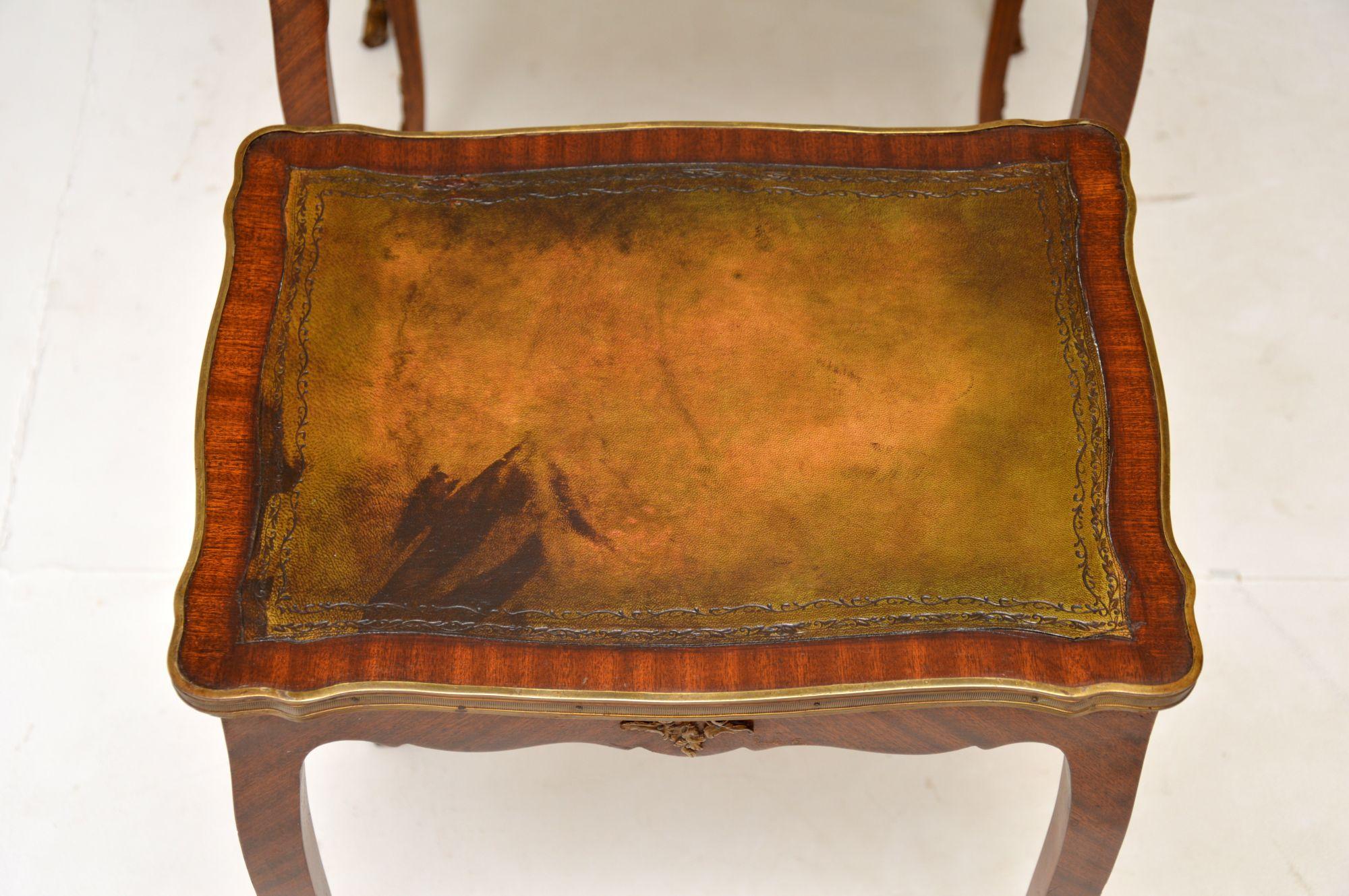 Antikes franzsisches Tischnest mit Lederplatte im Angebot 4