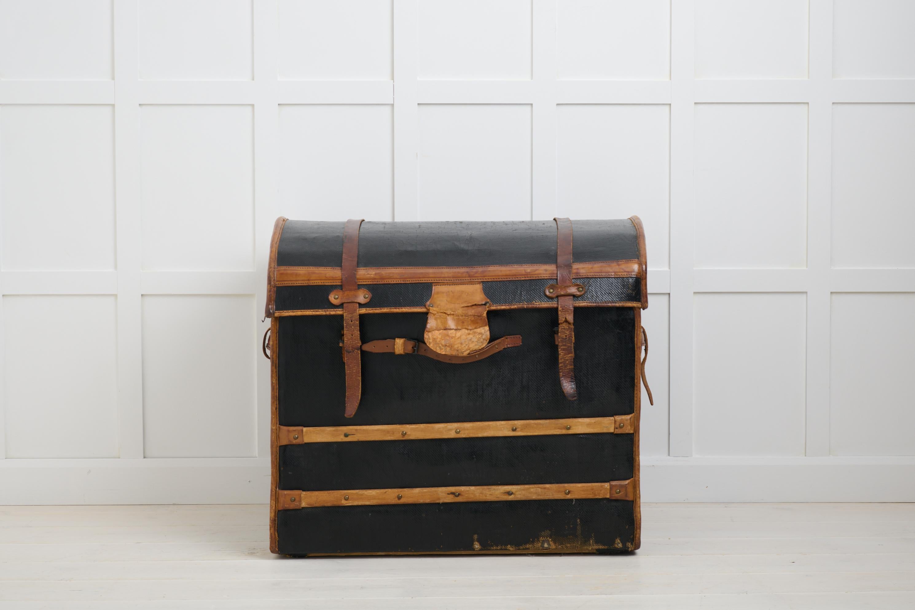 Antique leather travel trunk. The leather is marked with the name Beaumont and the street 93 rue du BAC in Paris. The interior is made in linen fabric with loose baskets that can be taken out. Traces of use, some of the leather straps are worn.