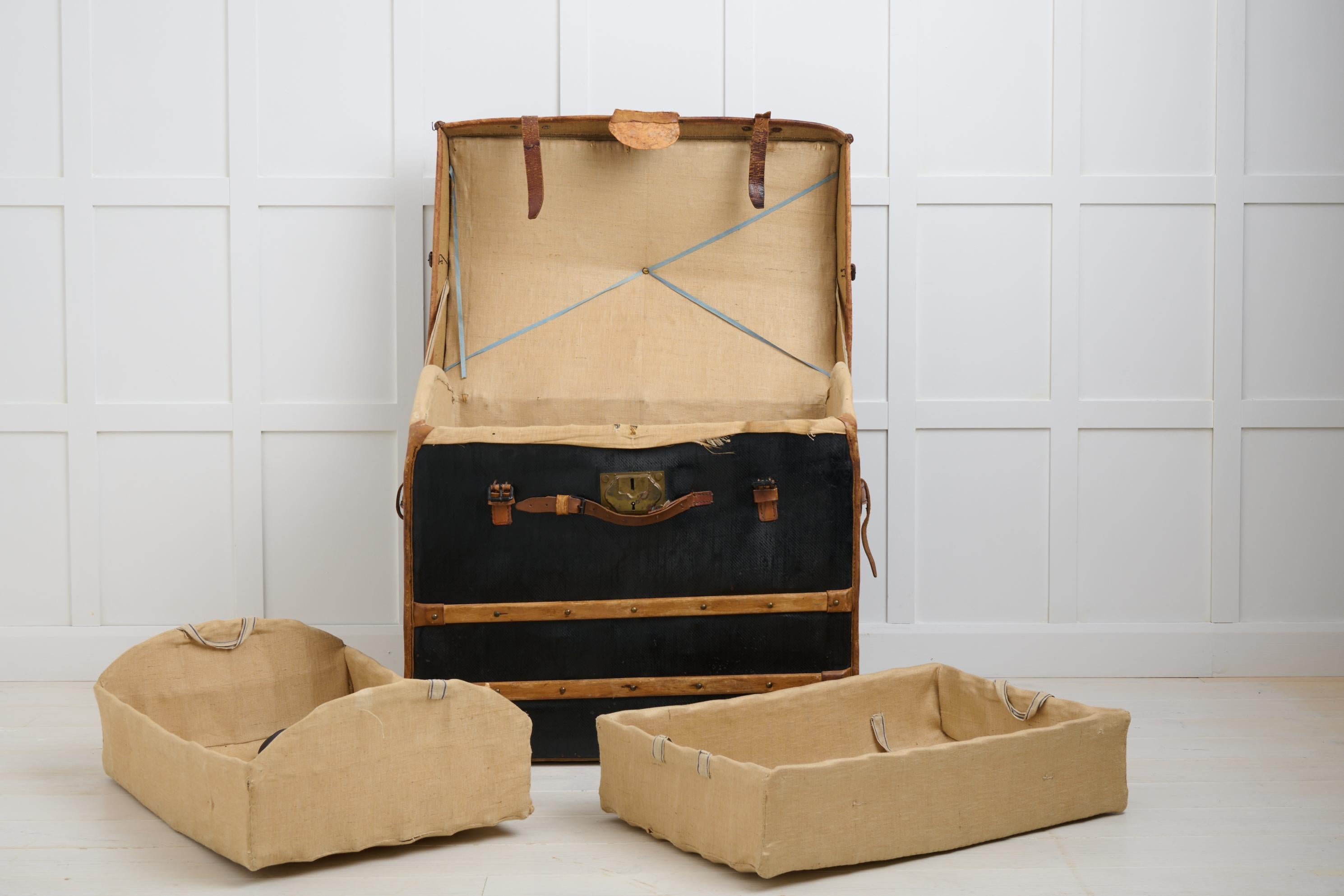 Antique French Leather Travel Trunk Beaumont, with Linen Interior In Good Condition For Sale In Kramfors, SE
