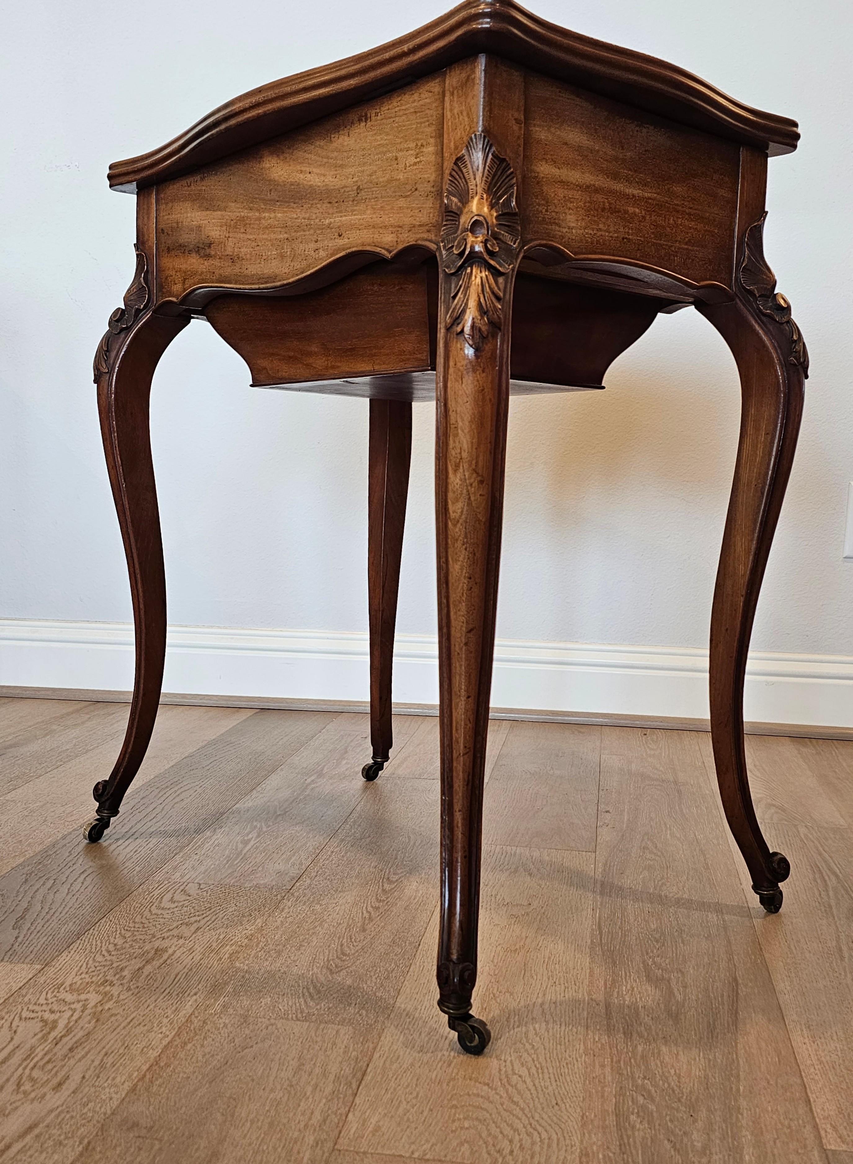 Bois Ancienne coiffeuse de table de travail française Louis XV pour femmes Ledet et fils en vente