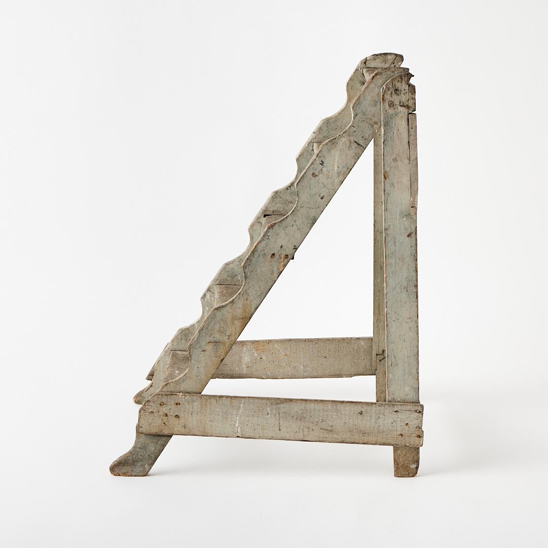 - Questo oggetto utilitario di squisita fattura, questa scala da biblioteca del XIX secolo presenta una vernice originale con una bella patina e un profilo sorprendente.

- Scultorea ed elegante, questa scala funzionale è un'opera d'arte a tutti gli