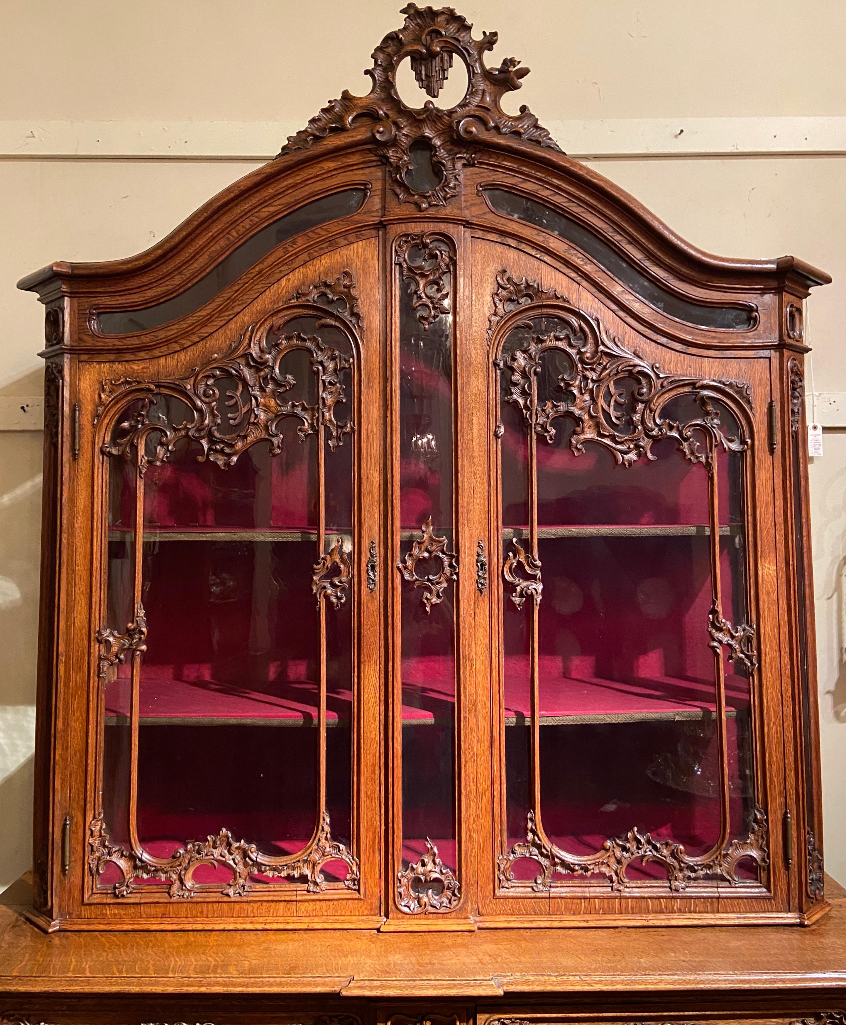 Ancienne armoire française sculptée Ligeoise avec portes avant en verre, vers 1860-1880.