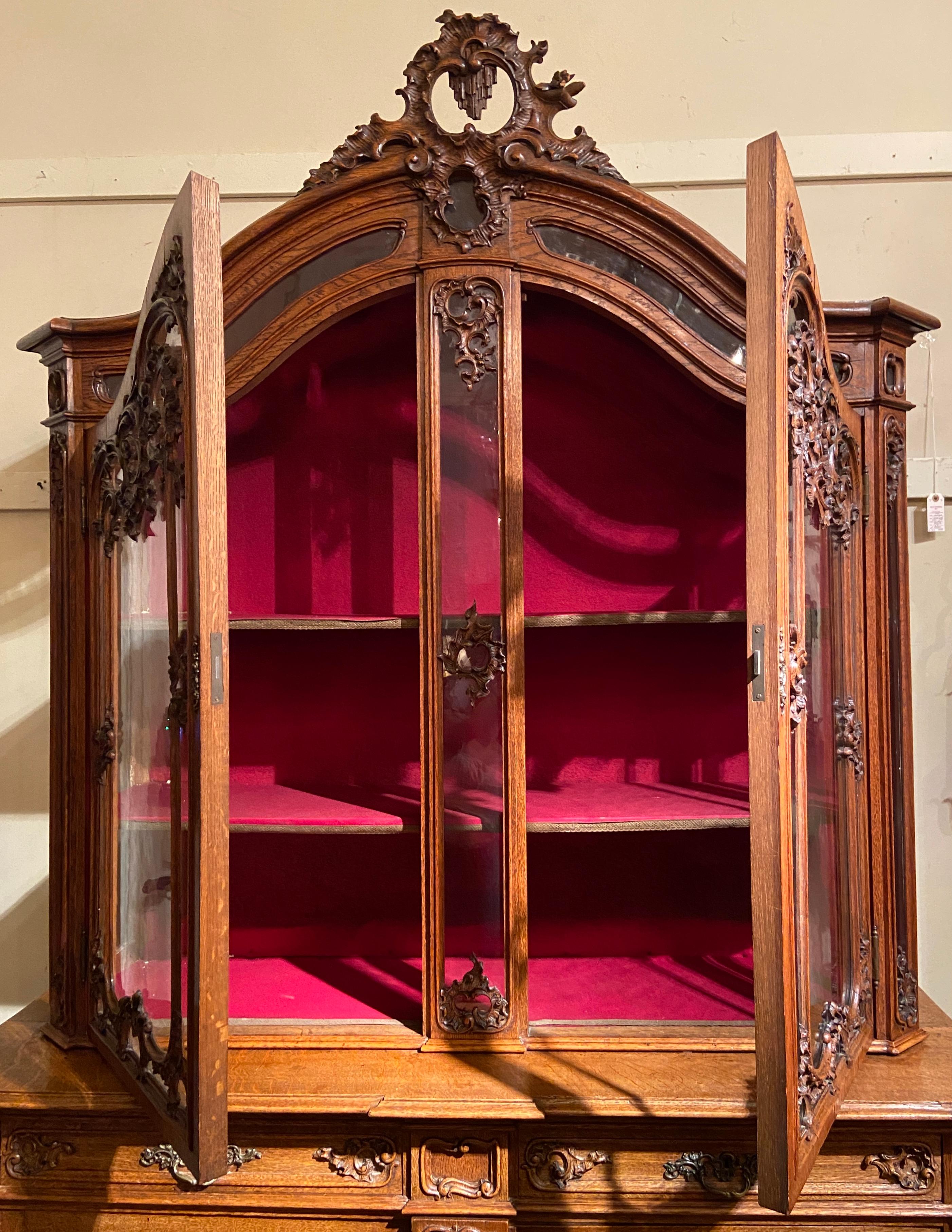 Français Ancien meuble de rangement français sculpté Ligeoise avec portes avant en verre, vers 1860-1880 en vente