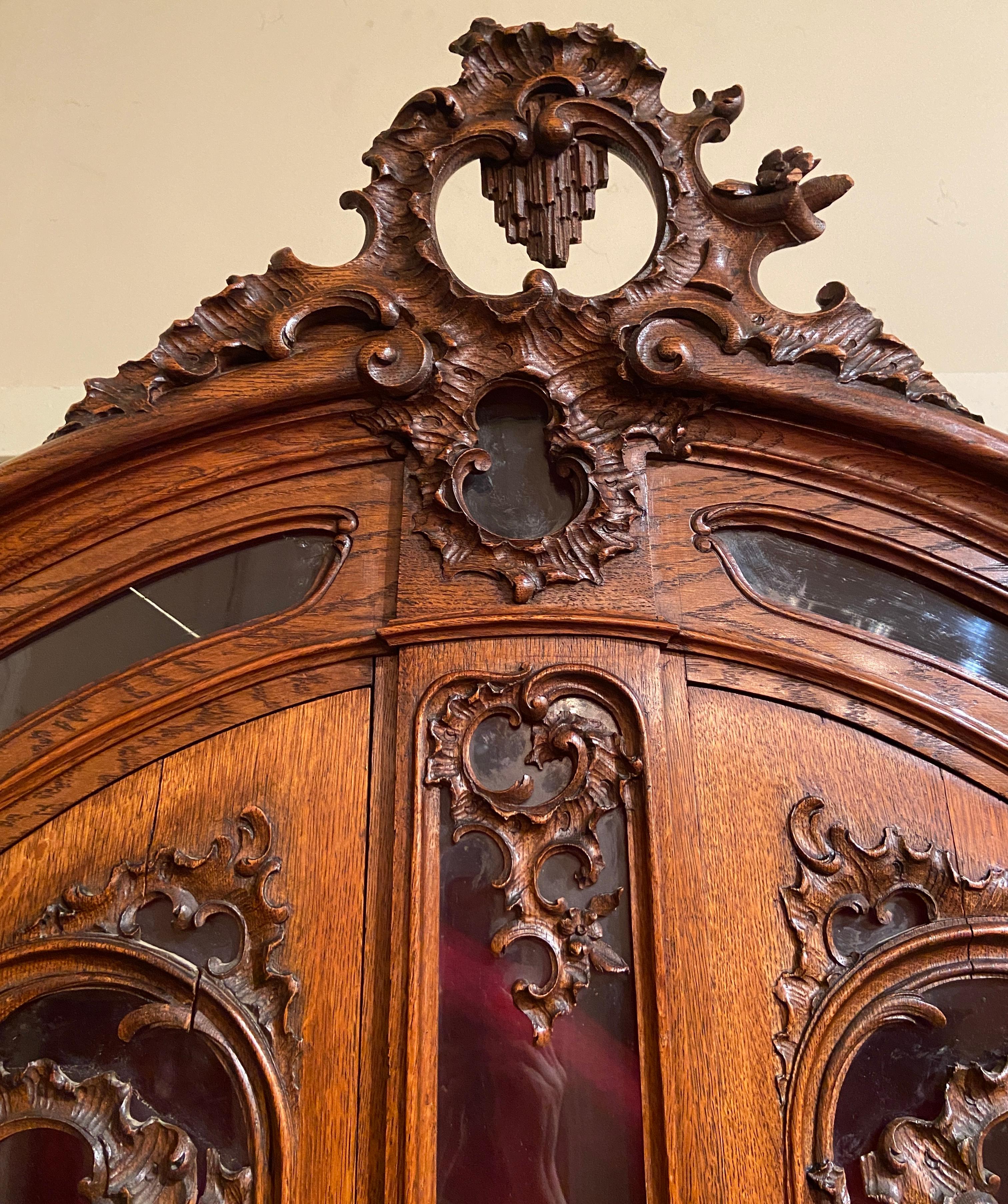 Ancien meuble de rangement français sculpté Ligeoise avec portes avant en verre, vers 1860-1880 Bon état - En vente à New Orleans, LA