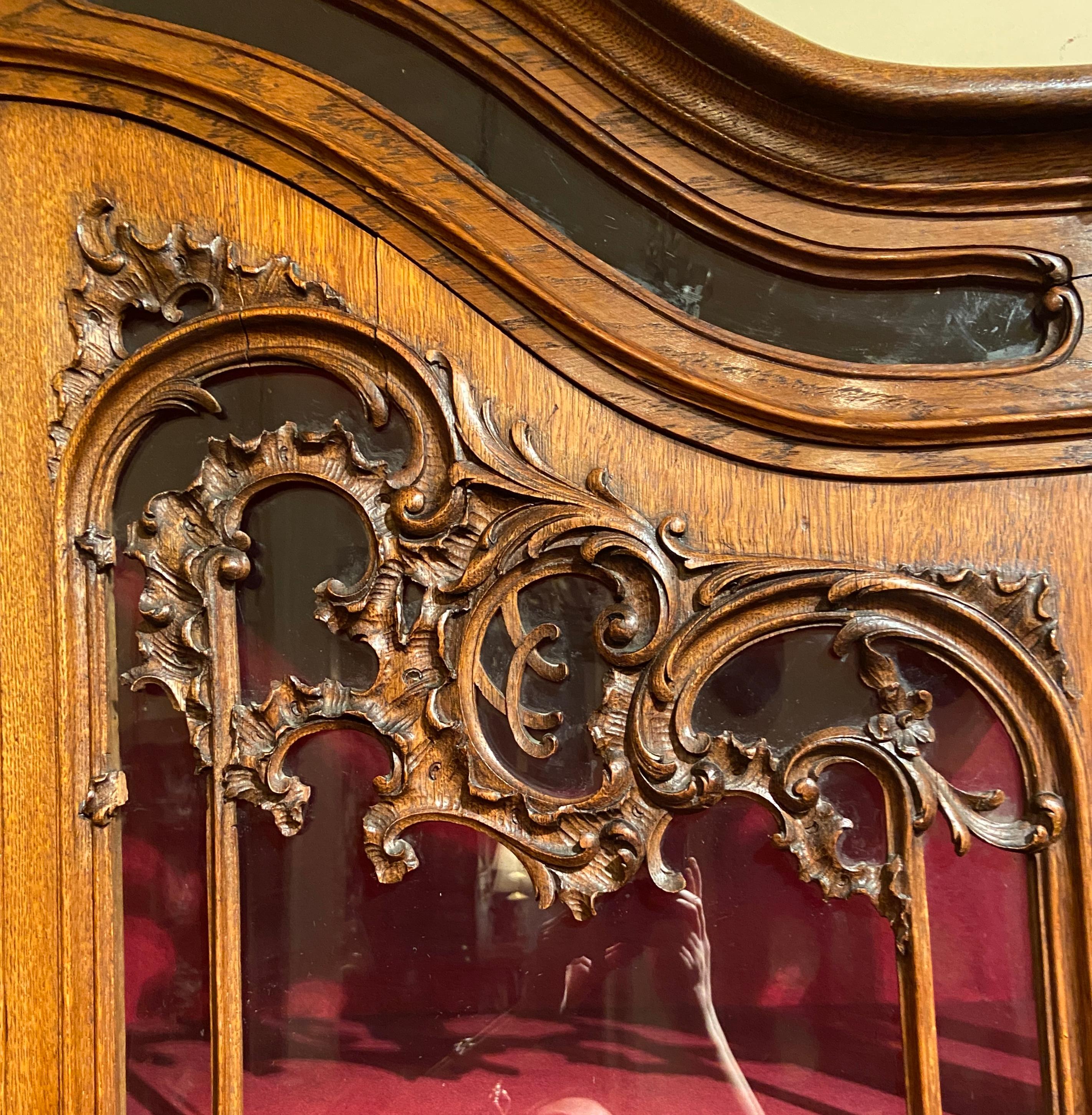 Verre Ancien meuble de rangement français sculpté Ligeoise avec portes avant en verre, vers 1860-1880 en vente
