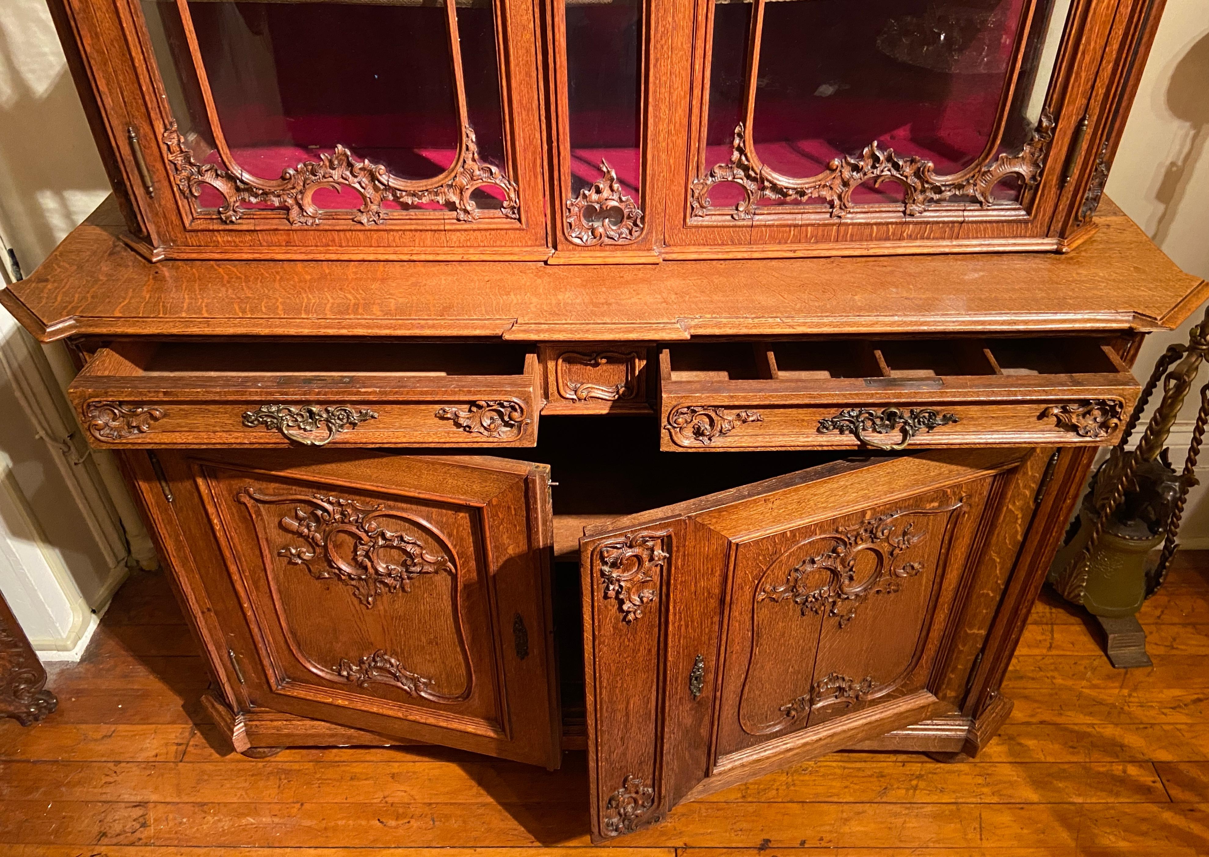 Ancien meuble de rangement français sculpté Ligeoise avec portes avant en verre, vers 1860-1880 en vente 2