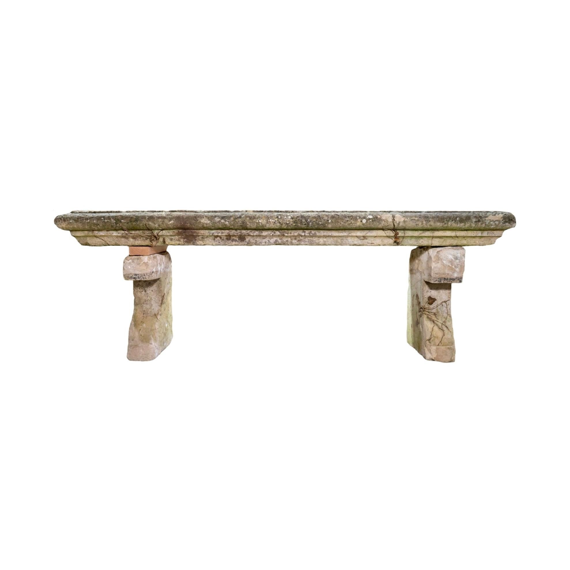 Französische Kalksteinbank aus dem 19. Jahrhundert mit breitem, elegantem Design, reichem Charakter und schön gealterter Patina. Der dreiteilige Sessel - zwei robuste Beine stützen den massiven Sitz - erzeugt einen zeitlosen Schwebeeffekt. Perfekt,