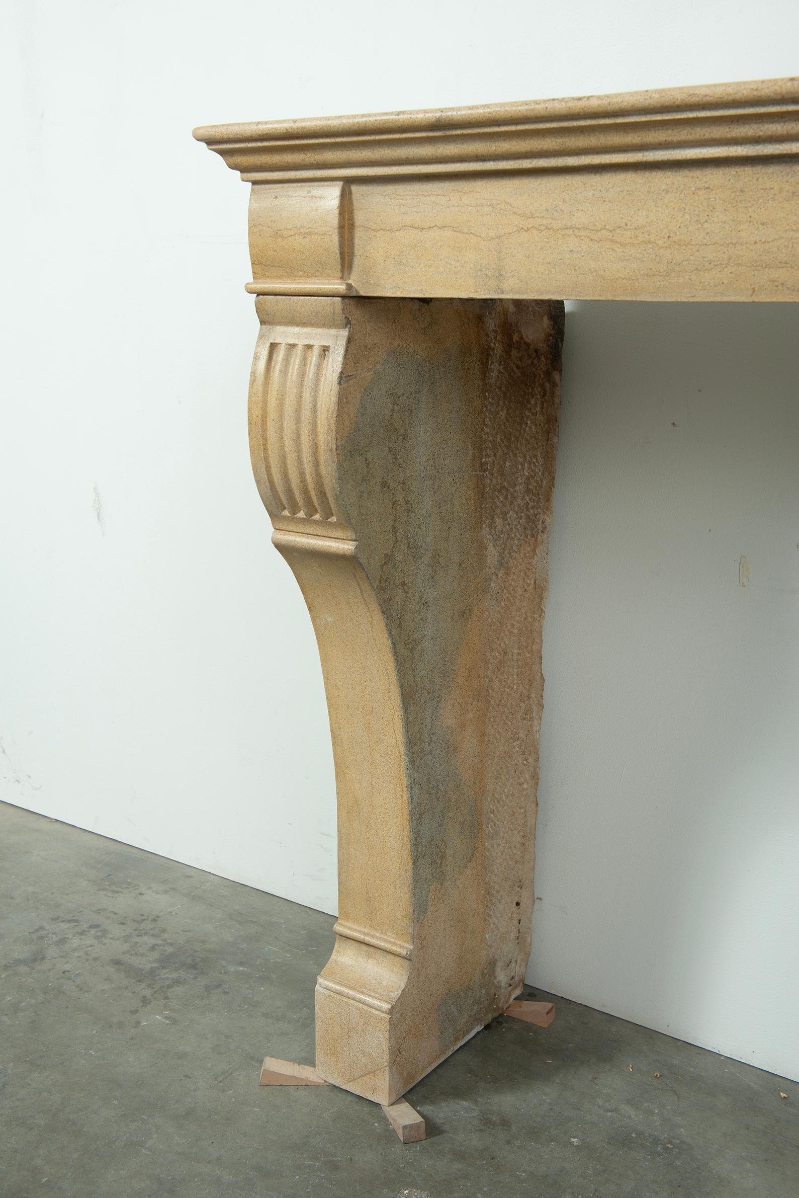 Antique French Chimenea de Piedra Caliza Estilo Campagnard en venta 1