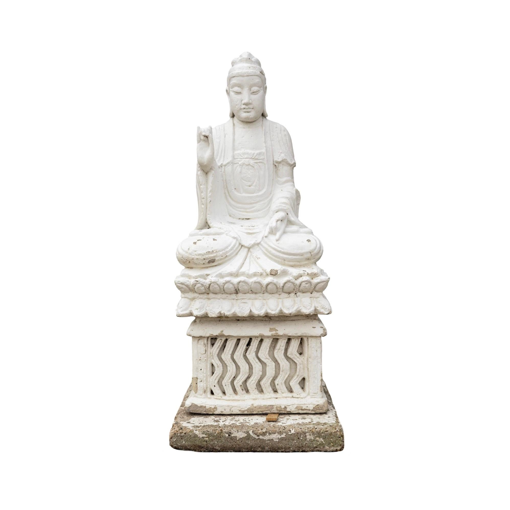 eine Guanyin-Skulptur, aus einem Kalkstein-Verbundwerkstoff, aus Frankreich, aus dem 19. Jahrhundert, hat Charakter Charme und Alterung Verschleiß im gesamten gesehen, die Skulptur sitzt auf einem Kalkstein-Sockel, dass die Skulptur 3 Zoll über dem