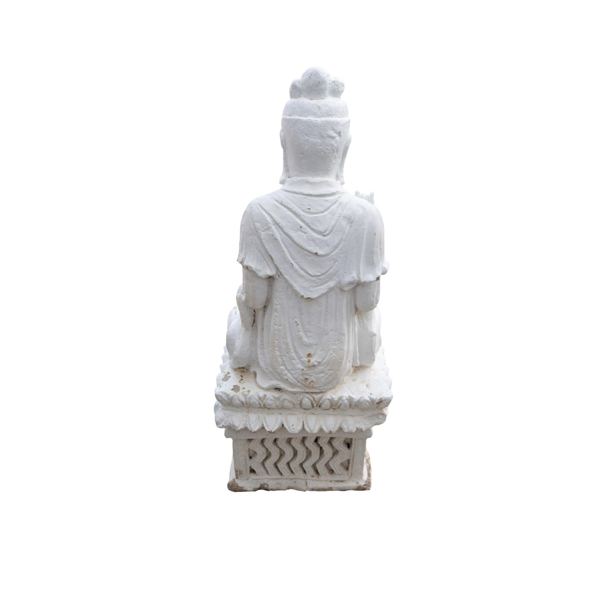 Antike französische Guanyin-Skulptur aus Kalkstein-Komposit im Zustand „Gut“ im Angebot in Dallas, TX