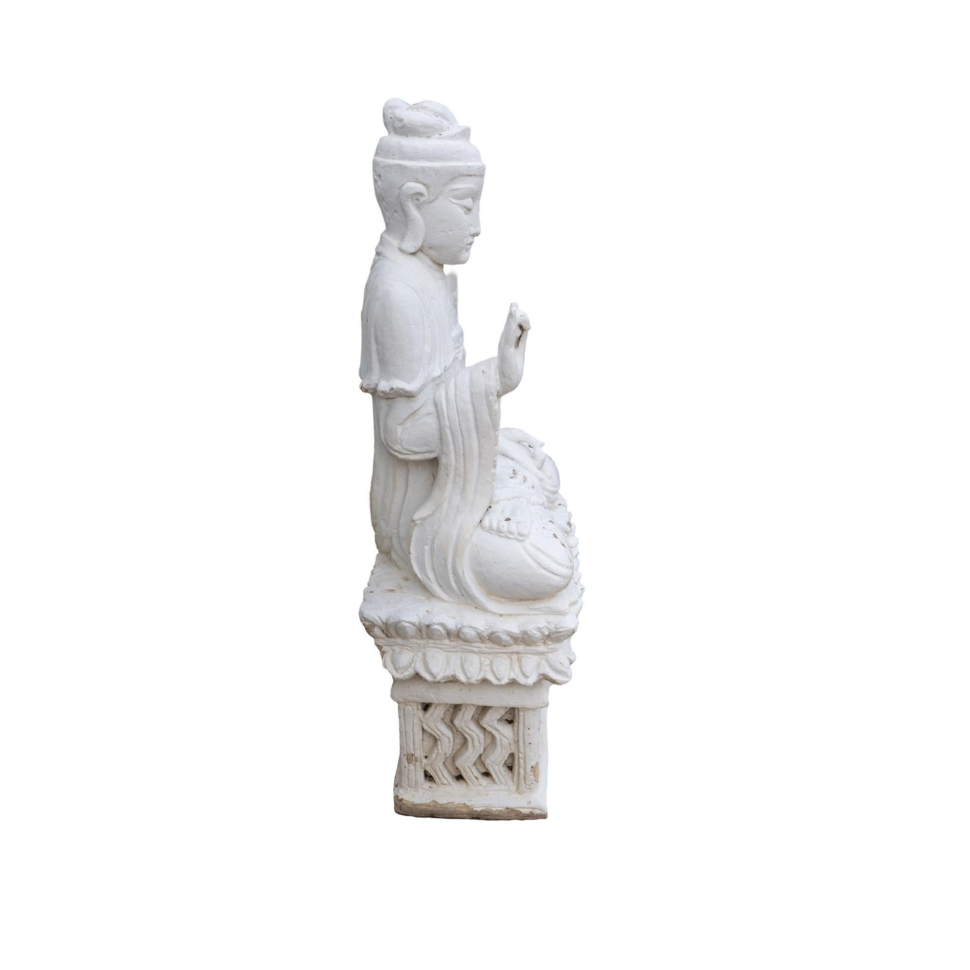 Antike französische Guanyin-Skulptur aus Kalkstein-Komposit im Angebot 2