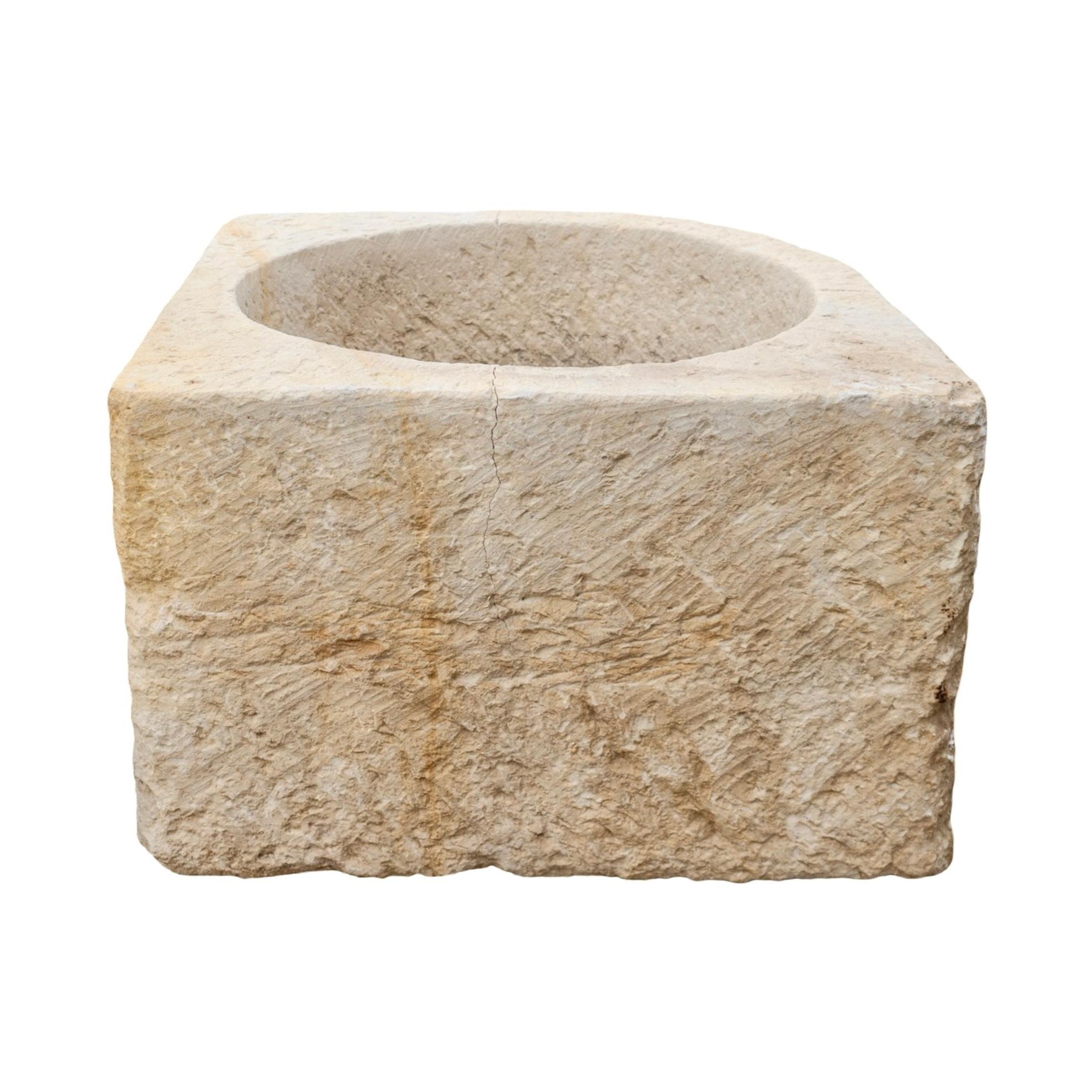 Vaso angolare in pietra calcarea francese antico In condizioni buone in vendita a Dallas, TX