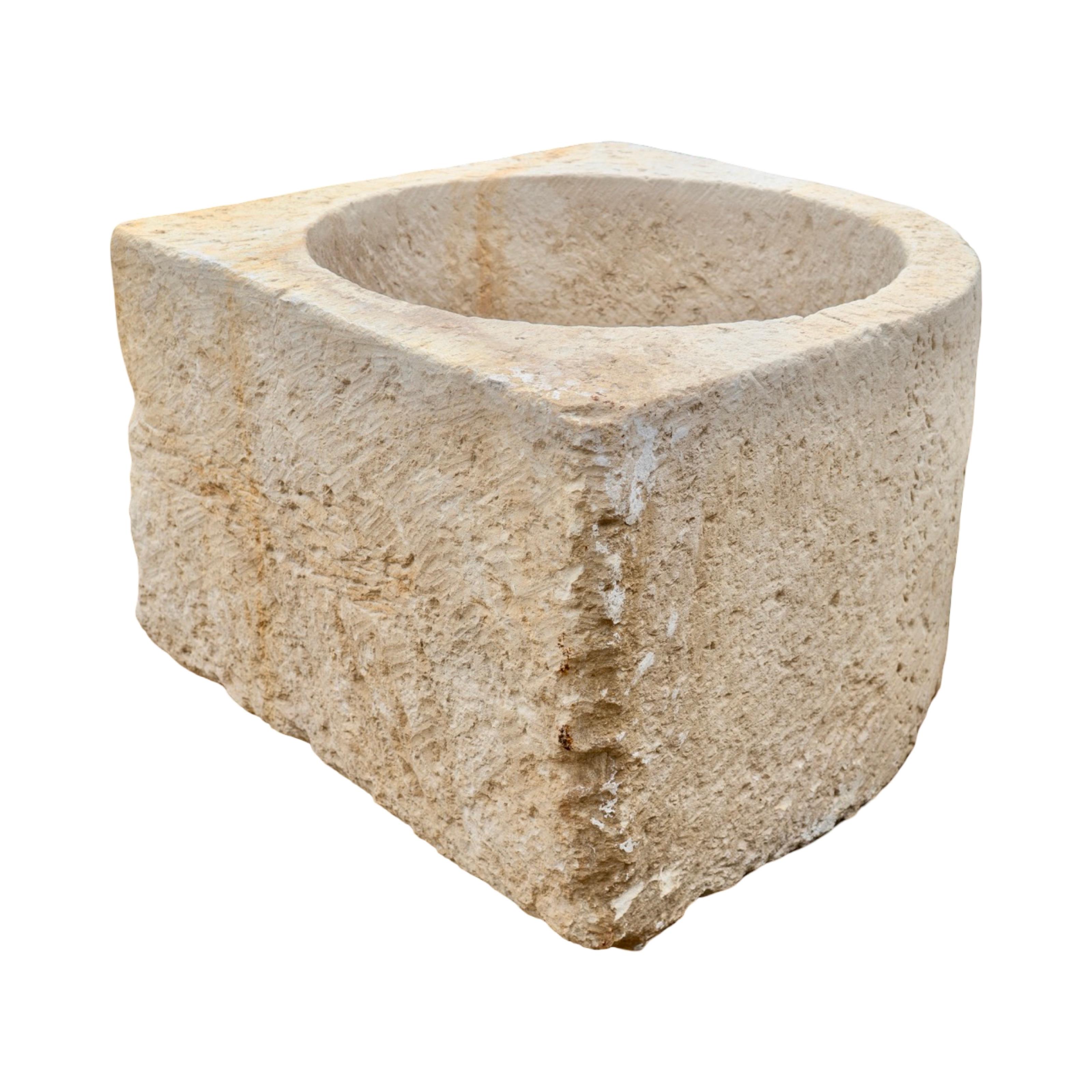 XIX secolo Vaso angolare in pietra calcarea francese antico in vendita
