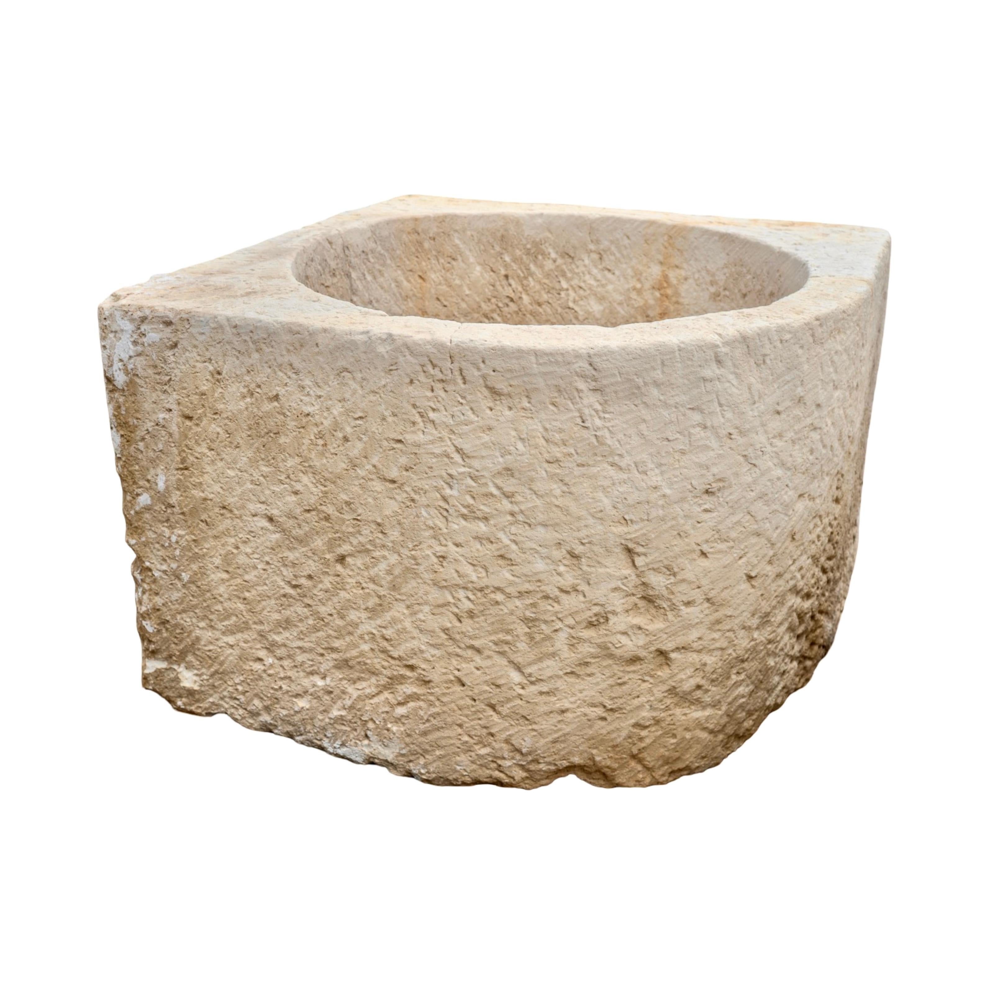 Calcare Vaso angolare in pietra calcarea francese antico in vendita