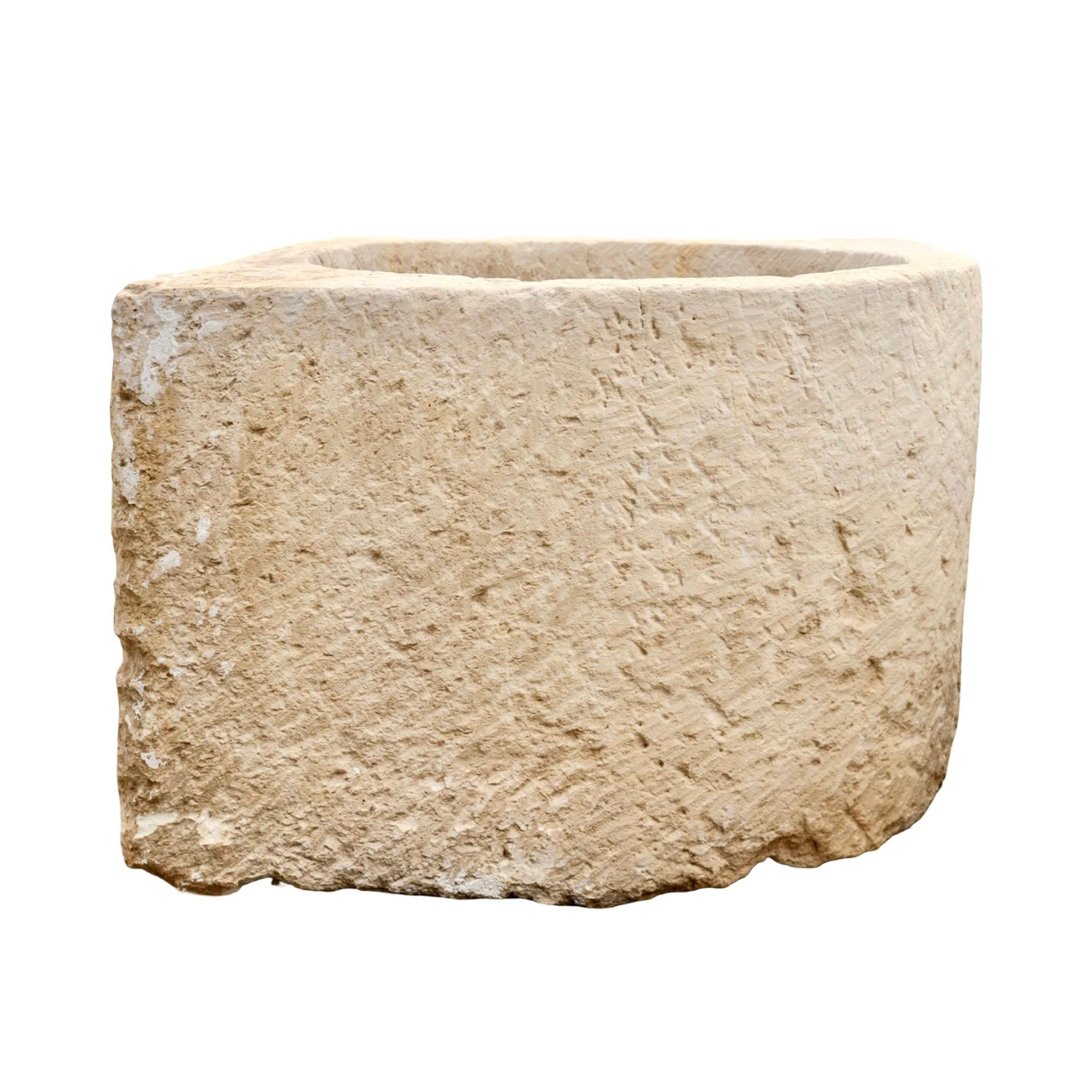 Vaso angolare in pietra calcarea francese antico in vendita 1