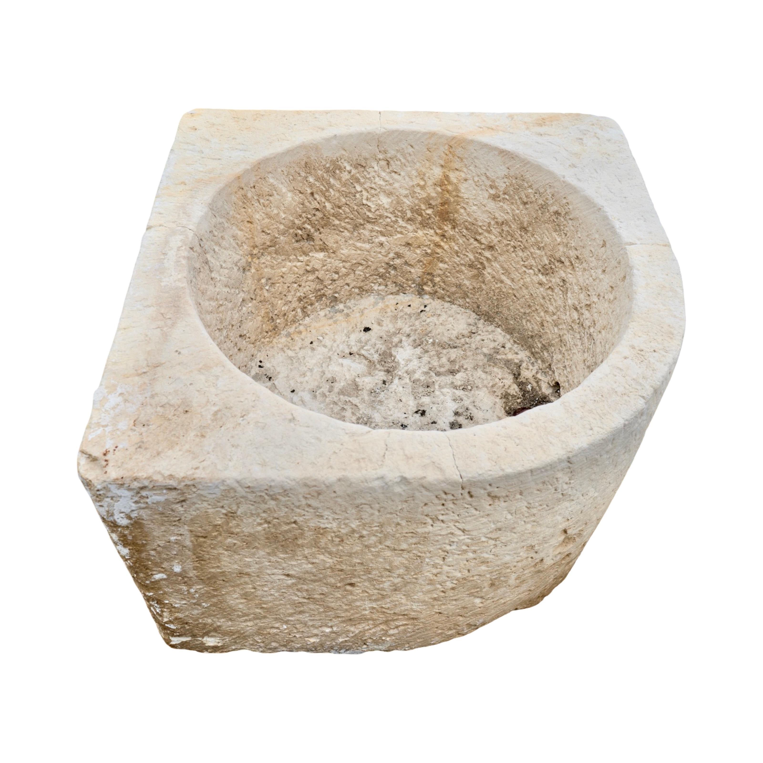Vaso angolare in pietra calcarea francese antico in vendita 2