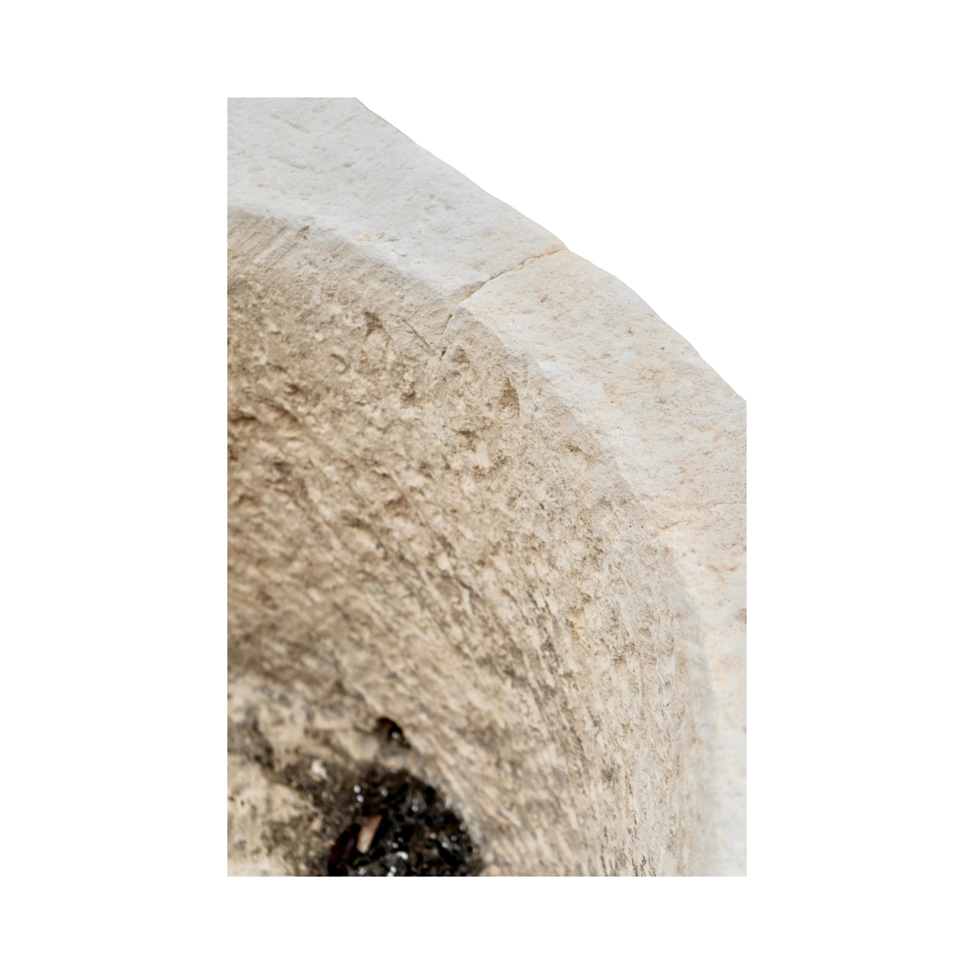 Vaso angolare in pietra calcarea francese antico in vendita 3